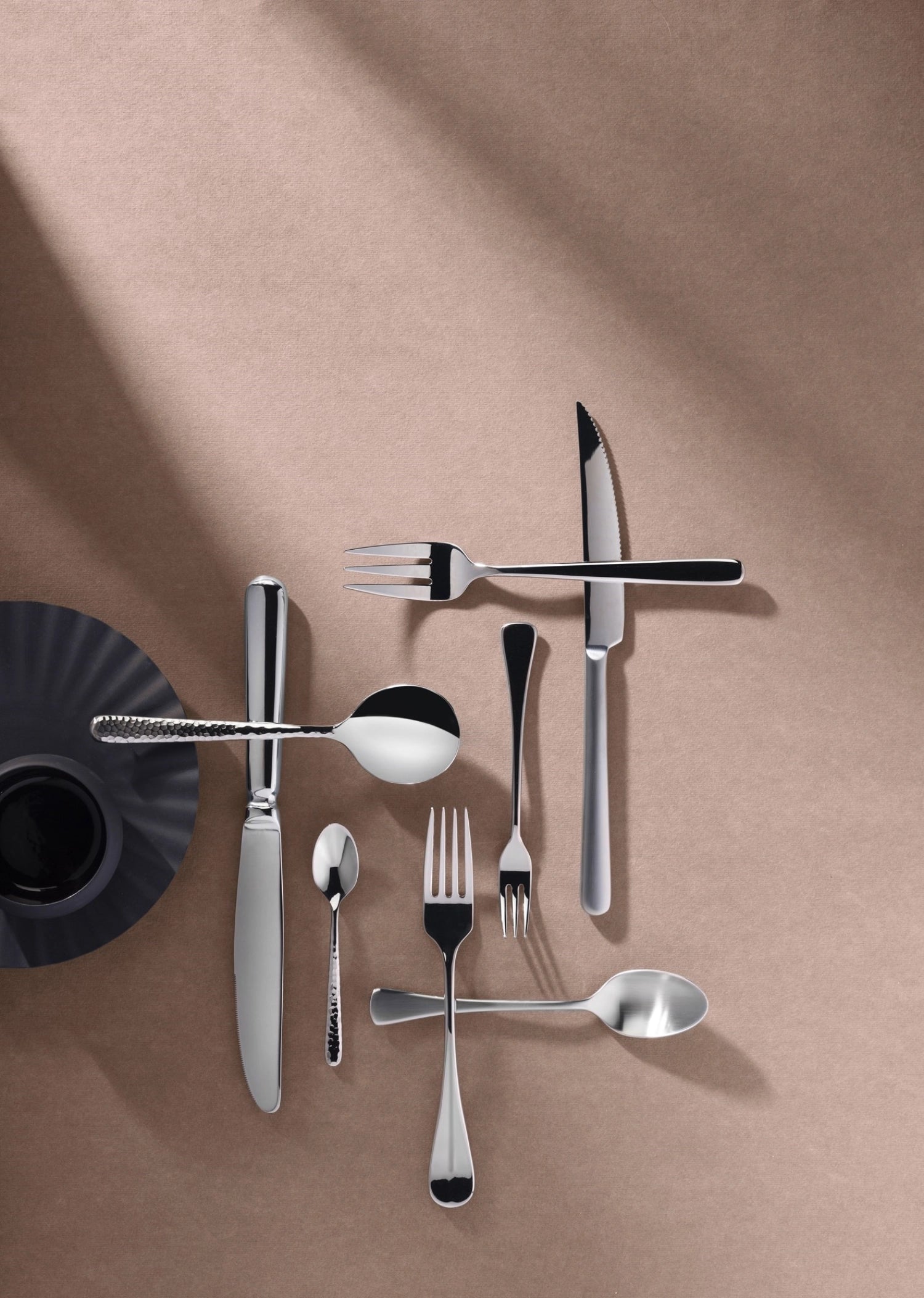 Eleganter mattierter Dessertlöffel Arles aus Edelstahl von Revol, perfekt für exquisite Desserts und besondere Anlässe, vereint Funktionalität und Ästhetik.