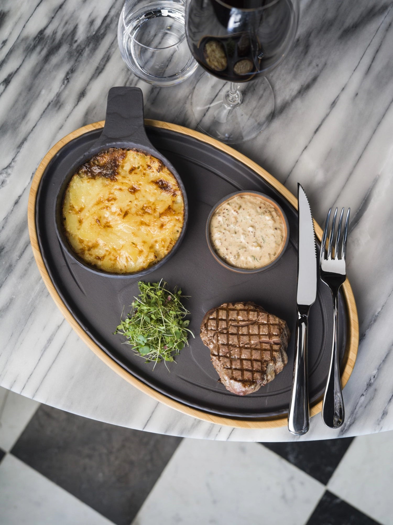 Erleben Sie das Beaune Steakmesser von Revol: Glänzender Edelstahl, ergonomischer Griff und scharfe Klinge für müheloses Schneiden von Steaks.