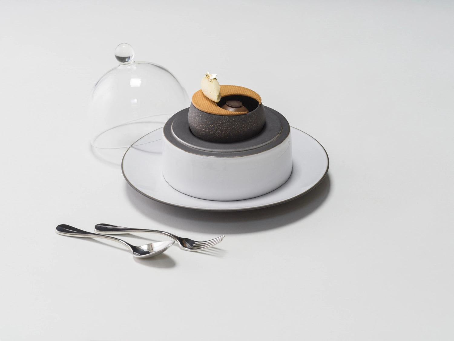 Hochwertige Kuchengabel aus poliertem Edelstahl von Revol, perfekt für exquisite Desserts und besondere Anlässe, vereint Stil und Funktionalität.