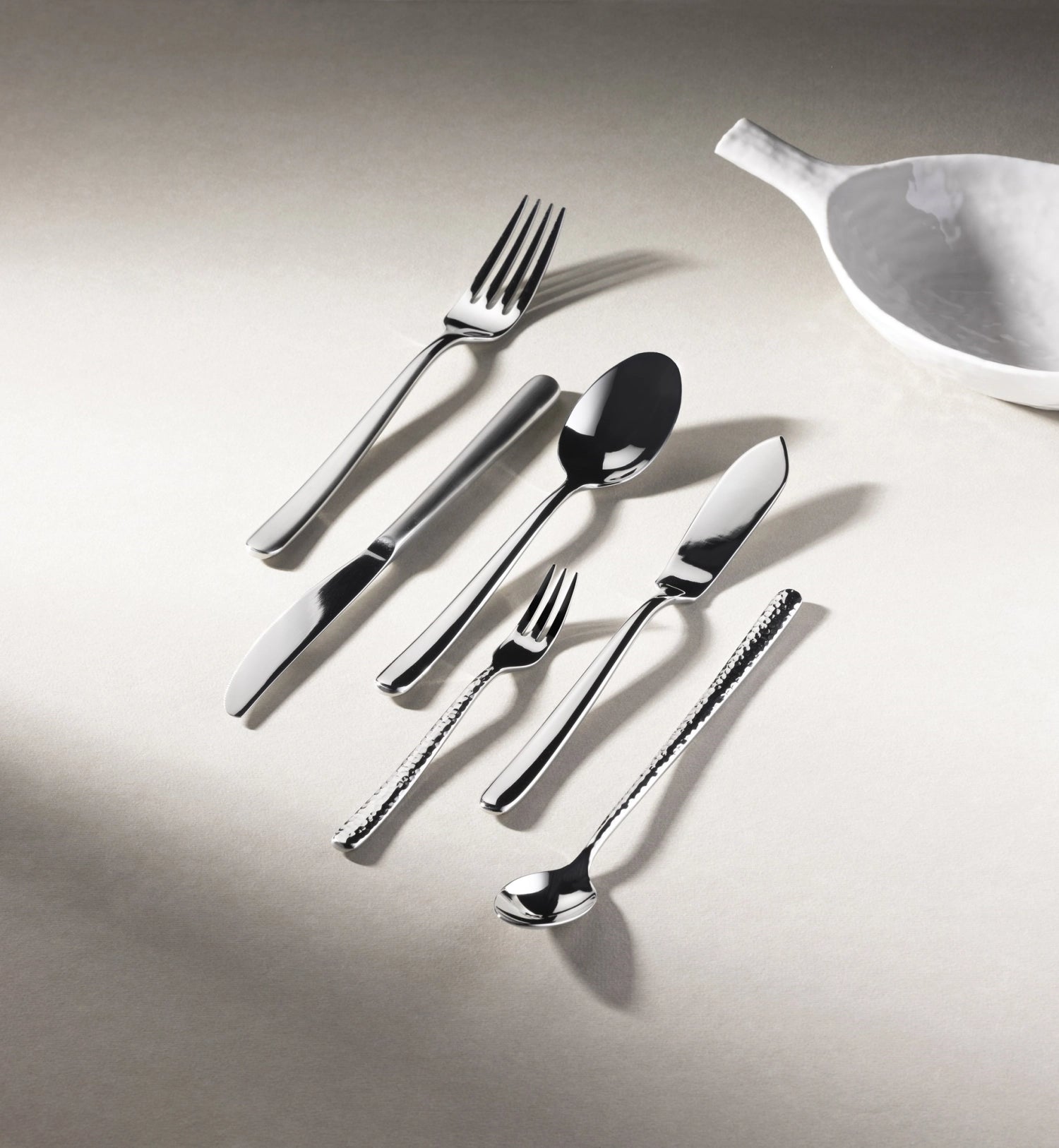 Elegantes Courchevel Fischmesser aus glänzendem Edelstahl von Revol, ideal für die stilvolle Zubereitung und Präsentation von Fischgerichten.