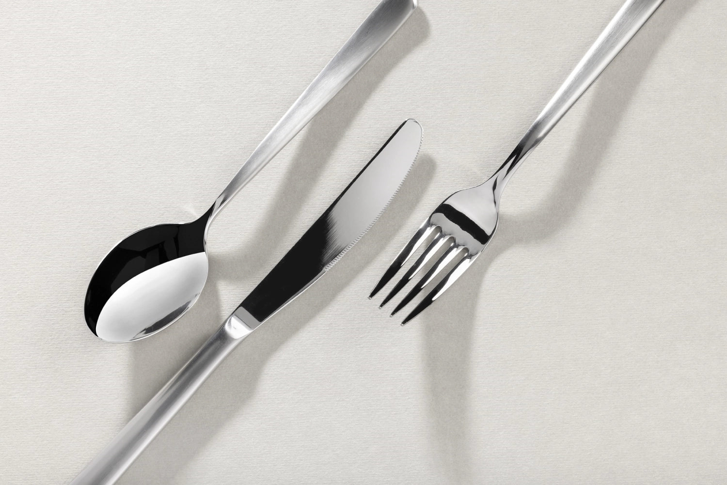 Hochwertiges Tafelmesser Courchevel aus mattiertem Edelstahl von Revol, perfekt für elegante Dinner und festliche Anlässe.