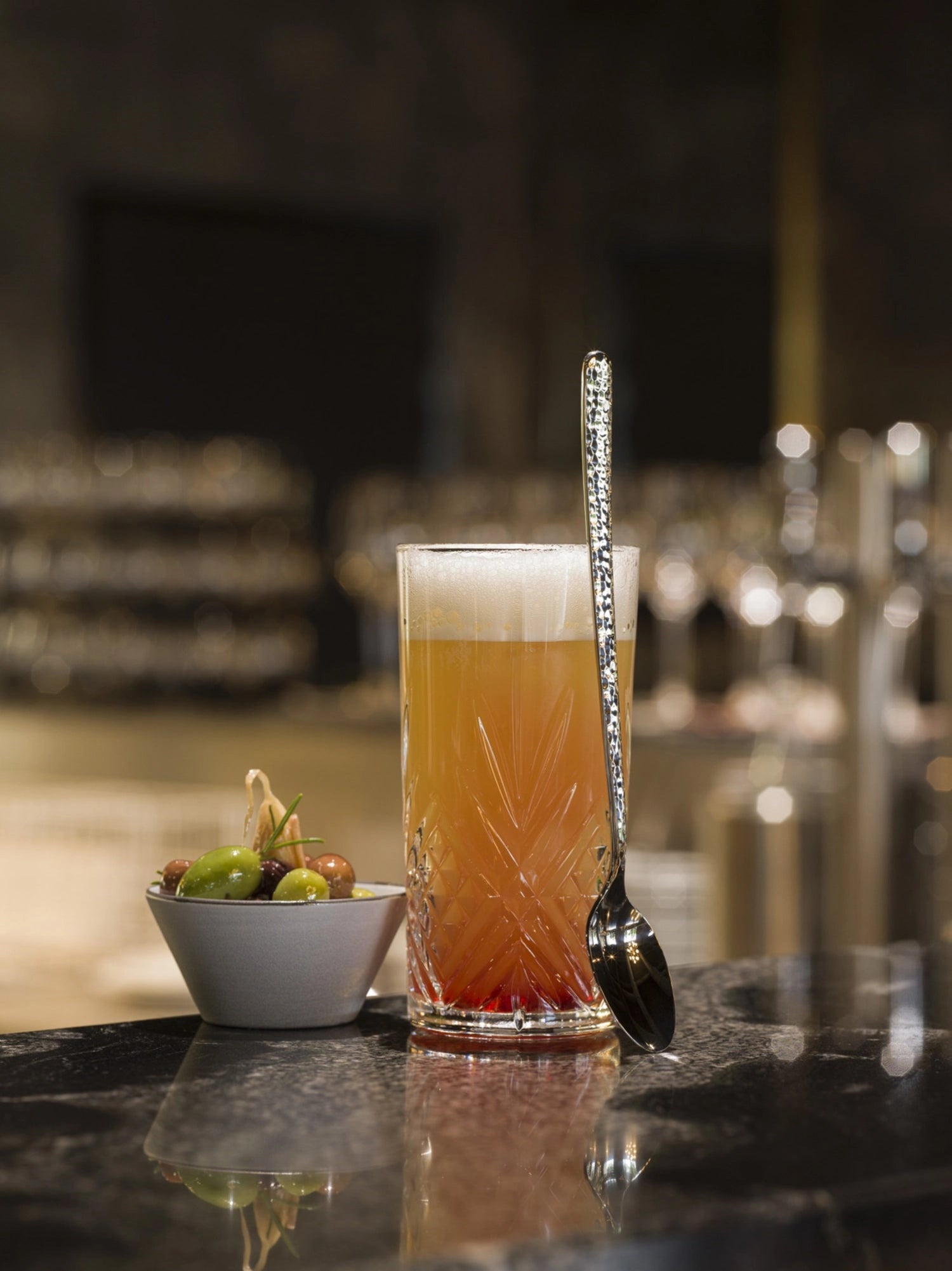 Hochwertiger Cocktail- und Eislöffel aus Edelstahl mit einzigartiger martele-Oberfläche, ideal für exquisite Getränke und Desserts von Revol.
