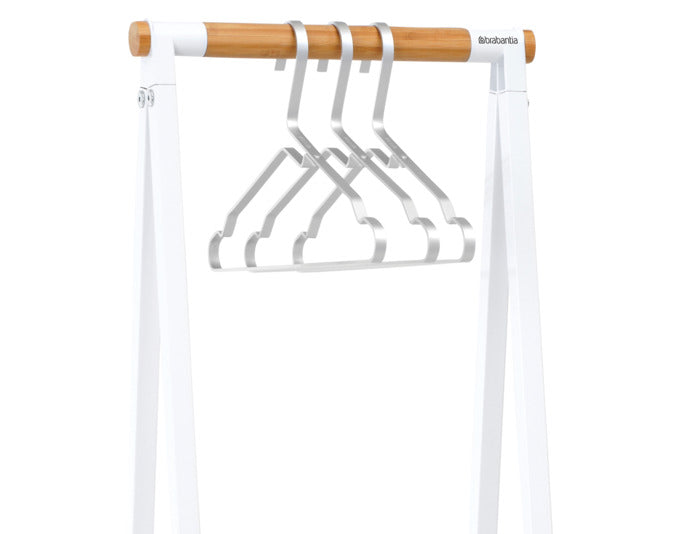 Moderner und kompakter Kleiderständer in Weiß, ideal für kleine Räume. Perfekt für Kleidung und Accessoires.