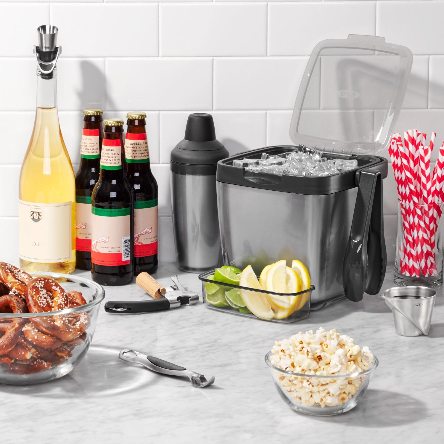 Eleganter Good Grips Steel Doppelhebel-Kellnerkorkenzieher von OXO, perfekt für müheloses Öffnen von Flaschen, ideal für den täglichen Gebrauch.