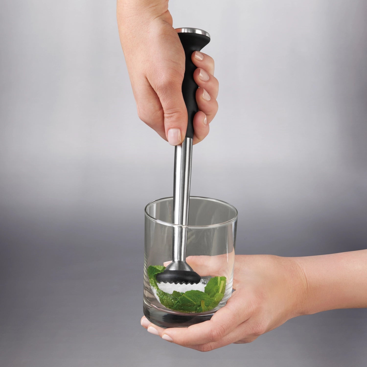 Der OXO Good Grips Steel Stössel bietet Komfort und Langlebigkeit dank ergonomischem Griff und hochwertigem Edelstahl.