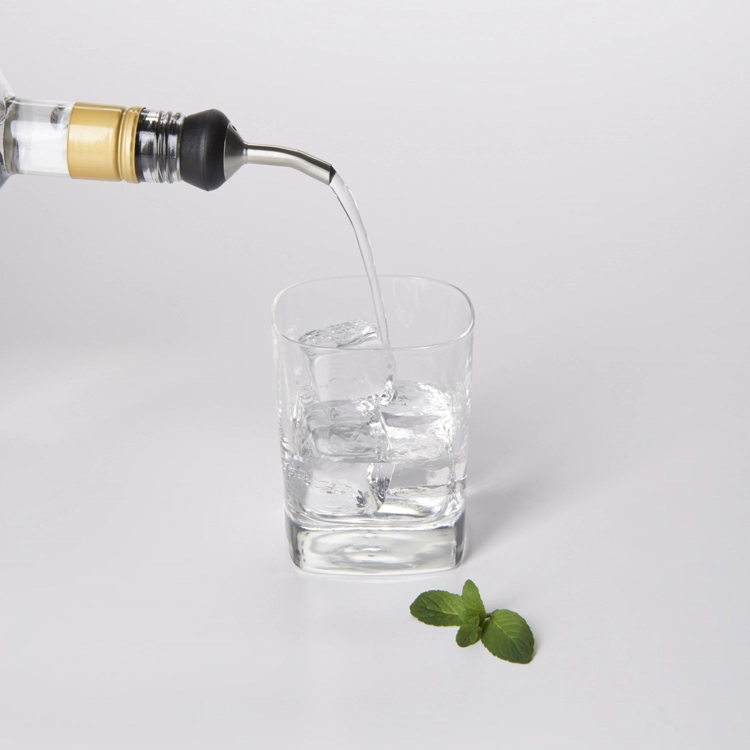 Good Grips Steel Shot Pourer von OXO, eleganter Ausgießer aus Edelstahl für präzises und sauberes Ausgießen von Flüssigkeiten.