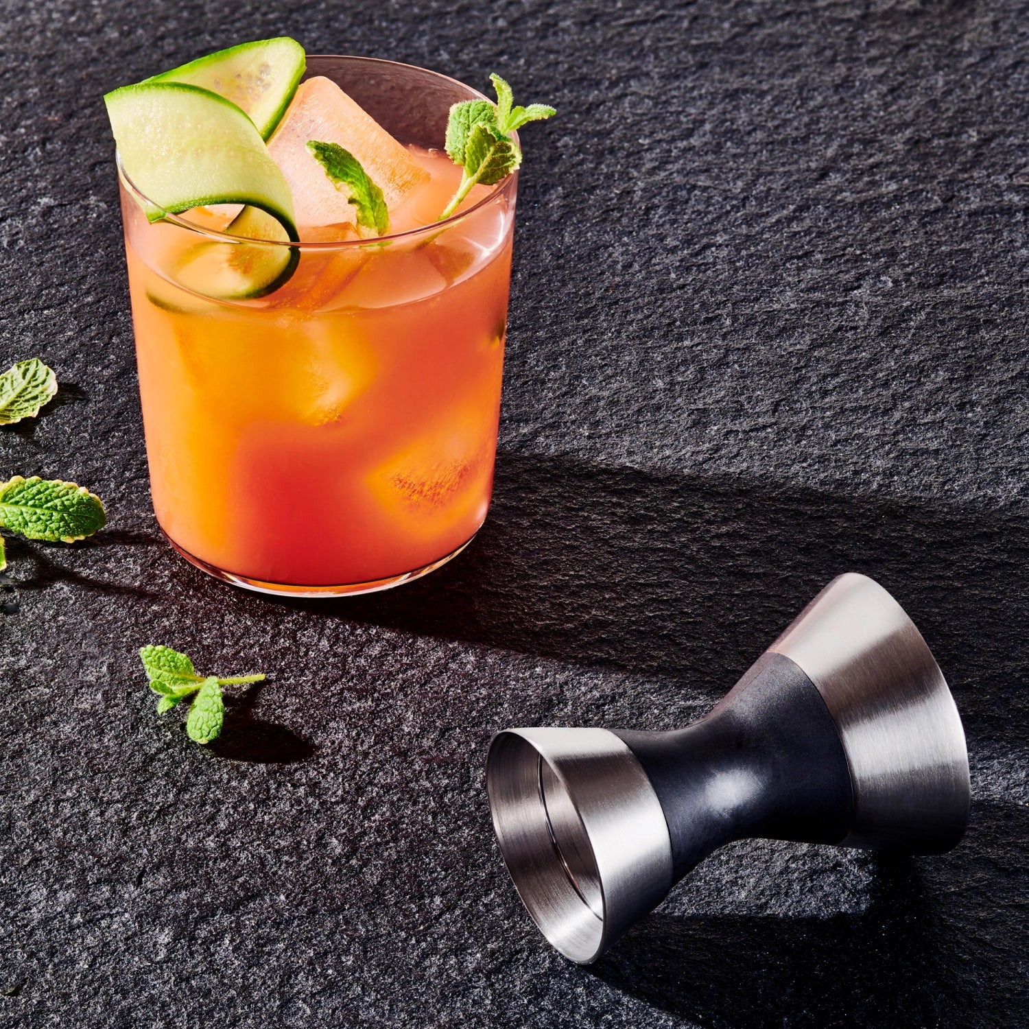 Hochwertiger Good Grips Steel Doppelsieb von OXO, ideal für die Zubereitung von Cocktails und Getränken, mit ergonomischem Griff für einfachen Einsatz.