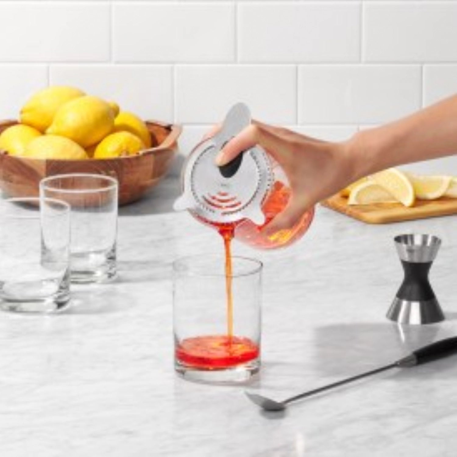 Hochwertiges Good Grips Steel Cocktail Sieb von OXO, ideal für präzises Abseihen von Cocktails und anderen Getränken.