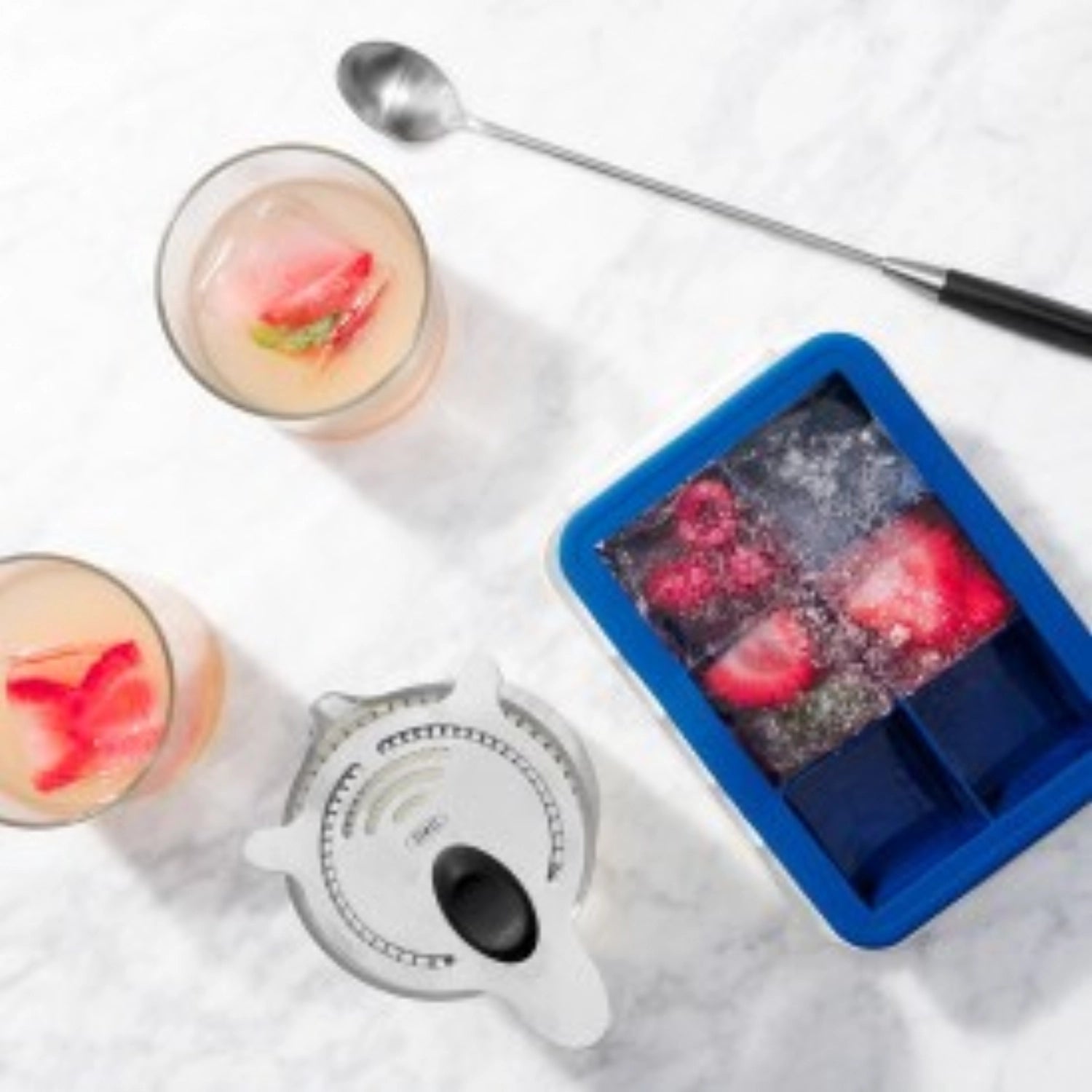 Elegantes OXO Good Grips Steel Cocktail Sieb, perfekt für das Abseihen von Cocktails und das Zubereiten von Getränken mit Stil.