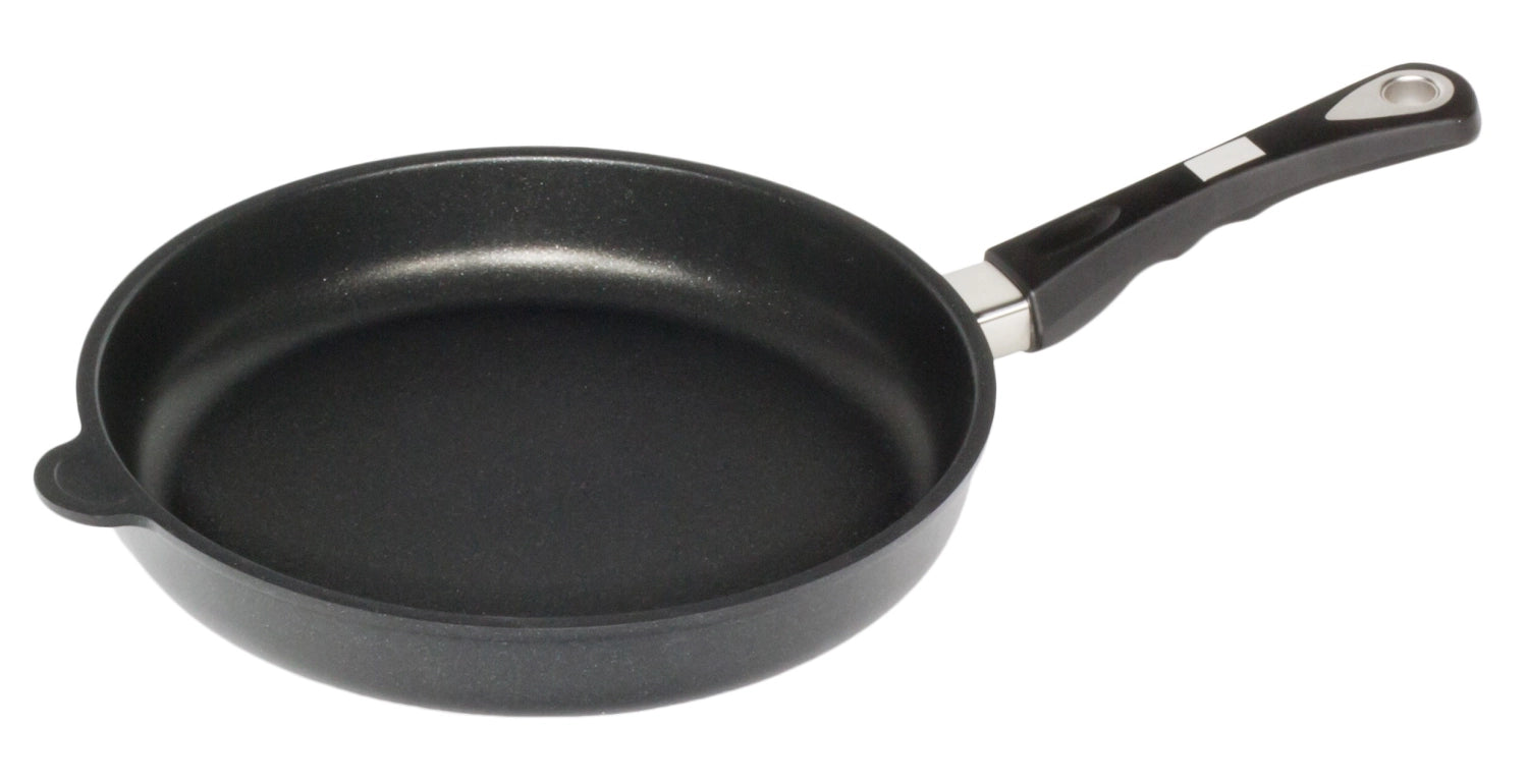 Bratpfanne Induktion D28cm, H4cm in Schwarz präsentiert im Onlineshop von KAQTU Design AG. Bratpfanne ist von AMT