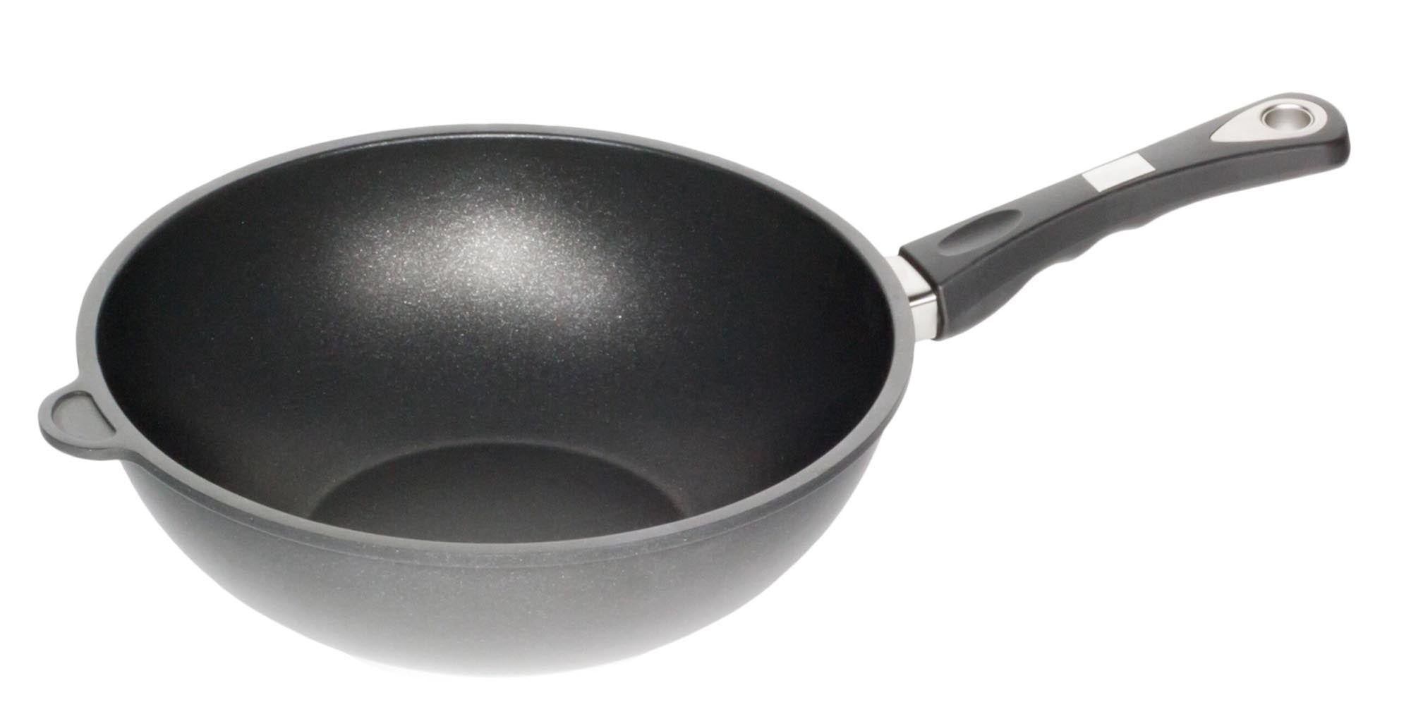 Induktions-Wok D28cm, H11cm m. Stiel in Schwarz präsentiert im Onlineshop von KAQTU Design AG. Küchengerät ist von AMT