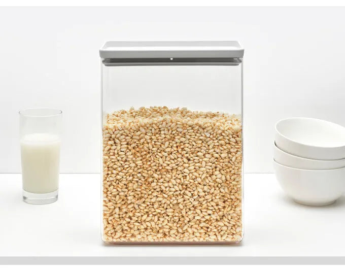 Die BRABANTIA Vorratsdose Tasty+ in Light Grey mit 5.4 l Volumen ist ideal zur Aufbewahrung von Lebensmitteln und überzeugt durch modernes Design.