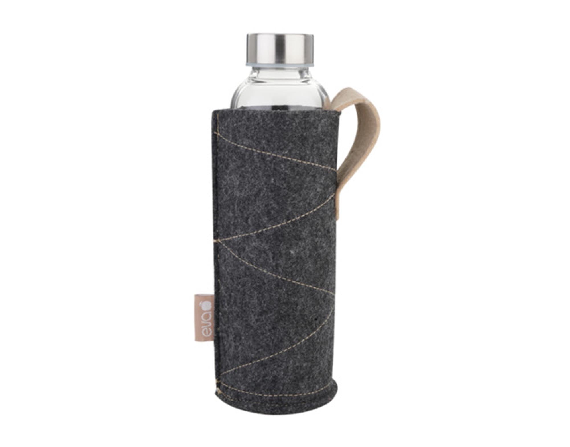 EVA Trinkflasche Glas Filzhülle anthrazit 0.55 l in  präsentiert im Onlineshop von KAQTU Design AG. Flasche ist von EVA COLLECTION
