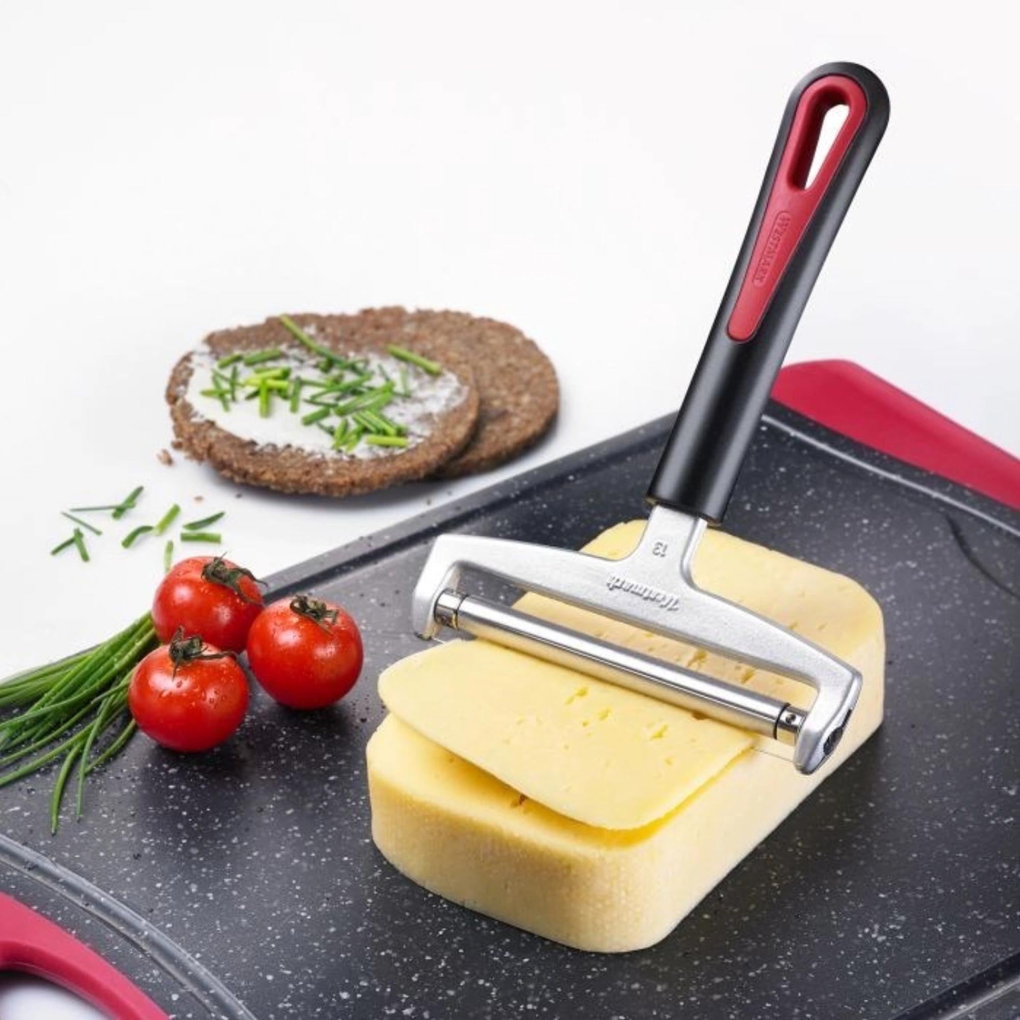 Kompakter Käseschneider von Westmark, ideal für präzise und gleichmäßige Scheiben, robust und einfach zu bedienen.