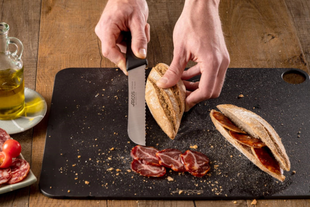 Niza Brotmesser mit Kunststoffgriff Klinge 20cm in Schwarz präsentiert im Onlineshop von KAQTU Design AG. Küchenmesser ist von Arcos