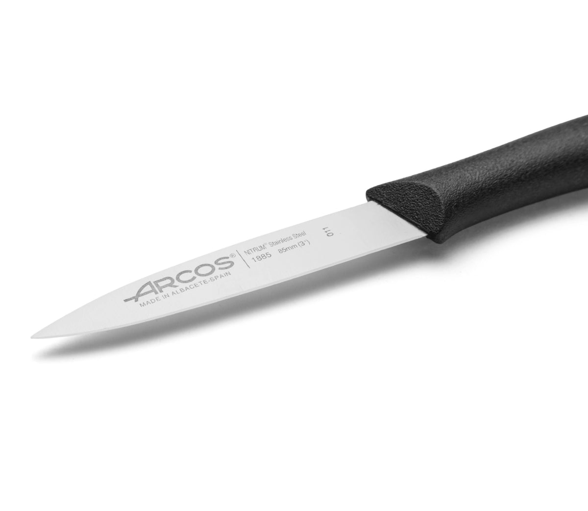 Nahaufnahme eines Arcos Nova Rüstmessers aus Edelstahl mit schwarzem Griff und glatter, 8.5cm langer Klinge.