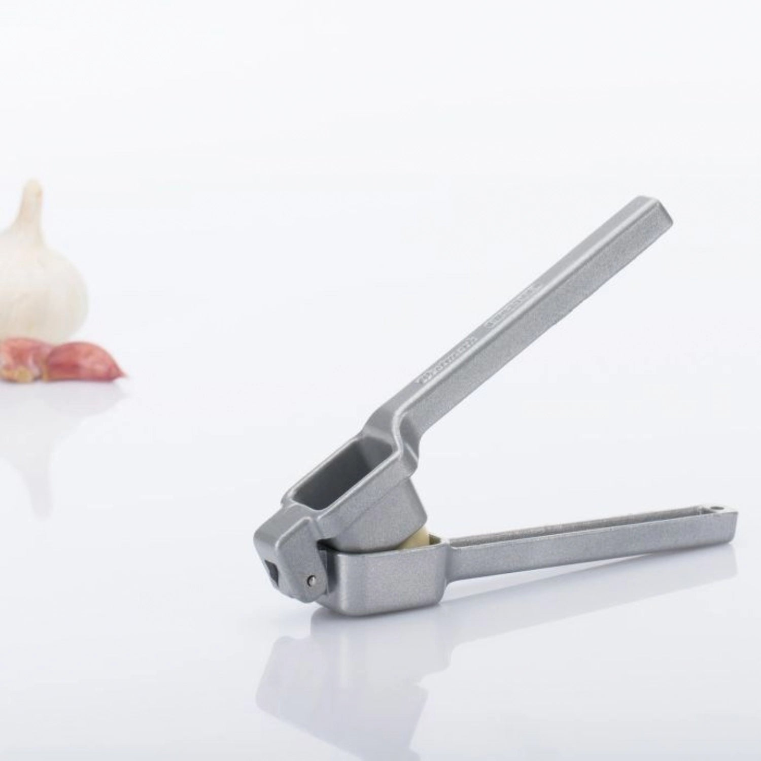 Knoblauchpresse Biopress von Westmark, 15x5.2x3.3cm, ergonomisches Design für müheloses Pressen von Knoblauchzehen, ideal für die Küche.