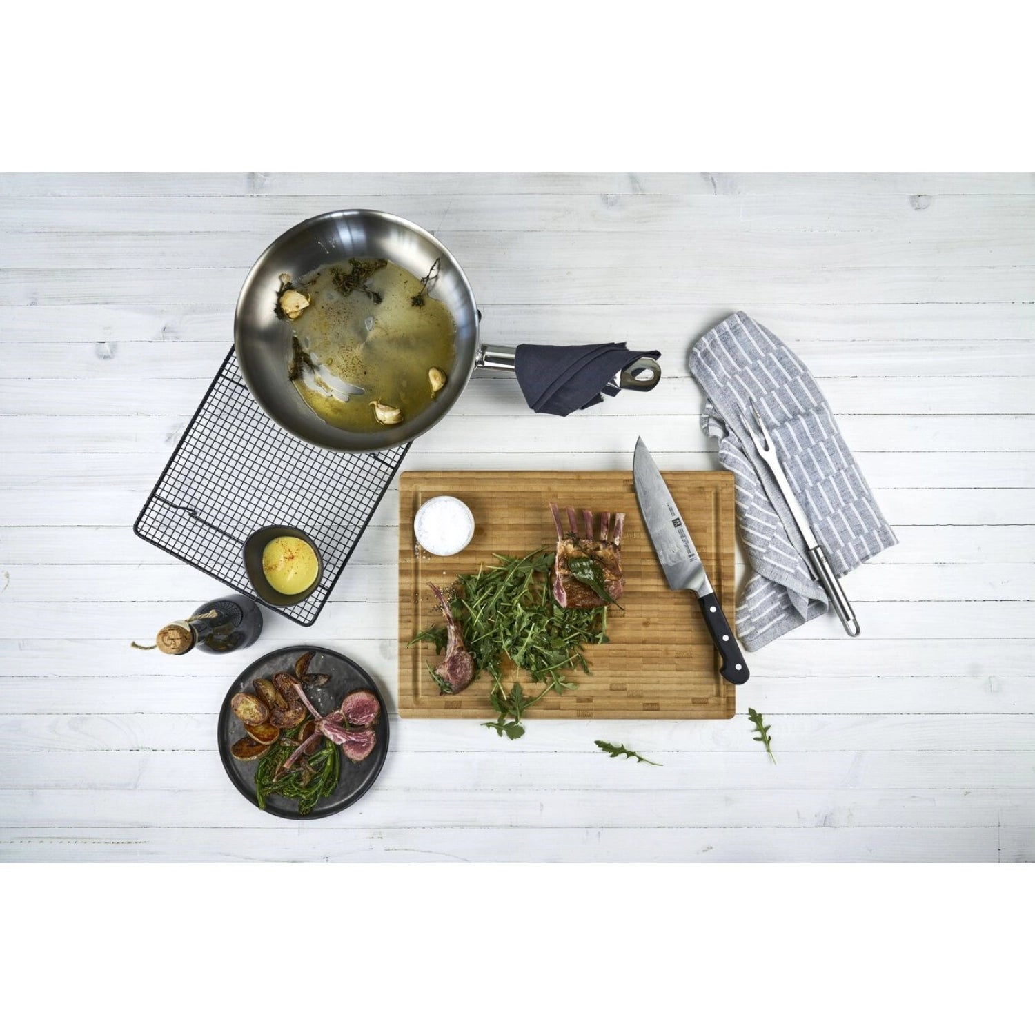 Kompaktes Bambusschneidebrett von Zwilling Kitchen, perfekt für kleine Küchen und vielseitige Anwendungen beim Kochen.