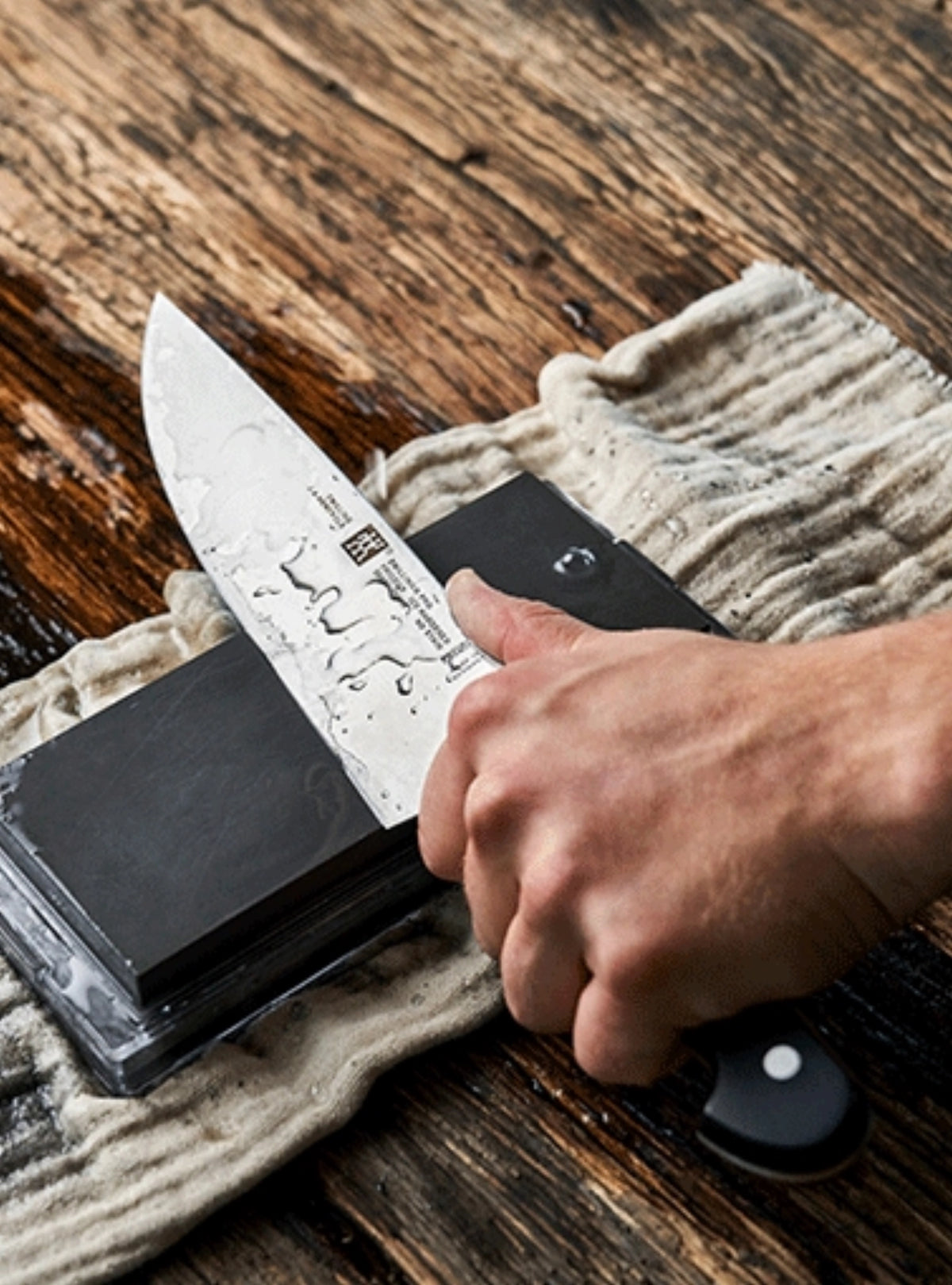Professional "S" Fleischmesser 160 mm in Schwarz präsentiert im Onlineshop von KAQTU Design AG. Küchenmesser ist von Zwilling Kitchen