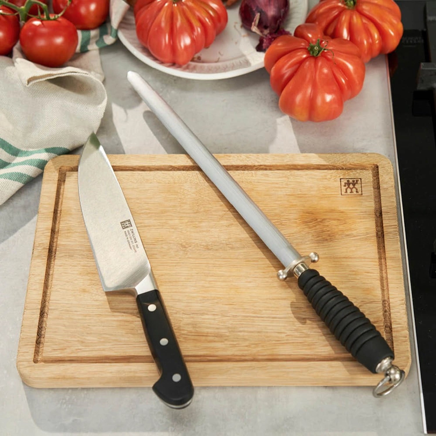 Hochwertiger Wetzstahl 230 mm von Zwilling mit ergonomischem Kunststoffgriff für präzises und sicheres Schärfen.