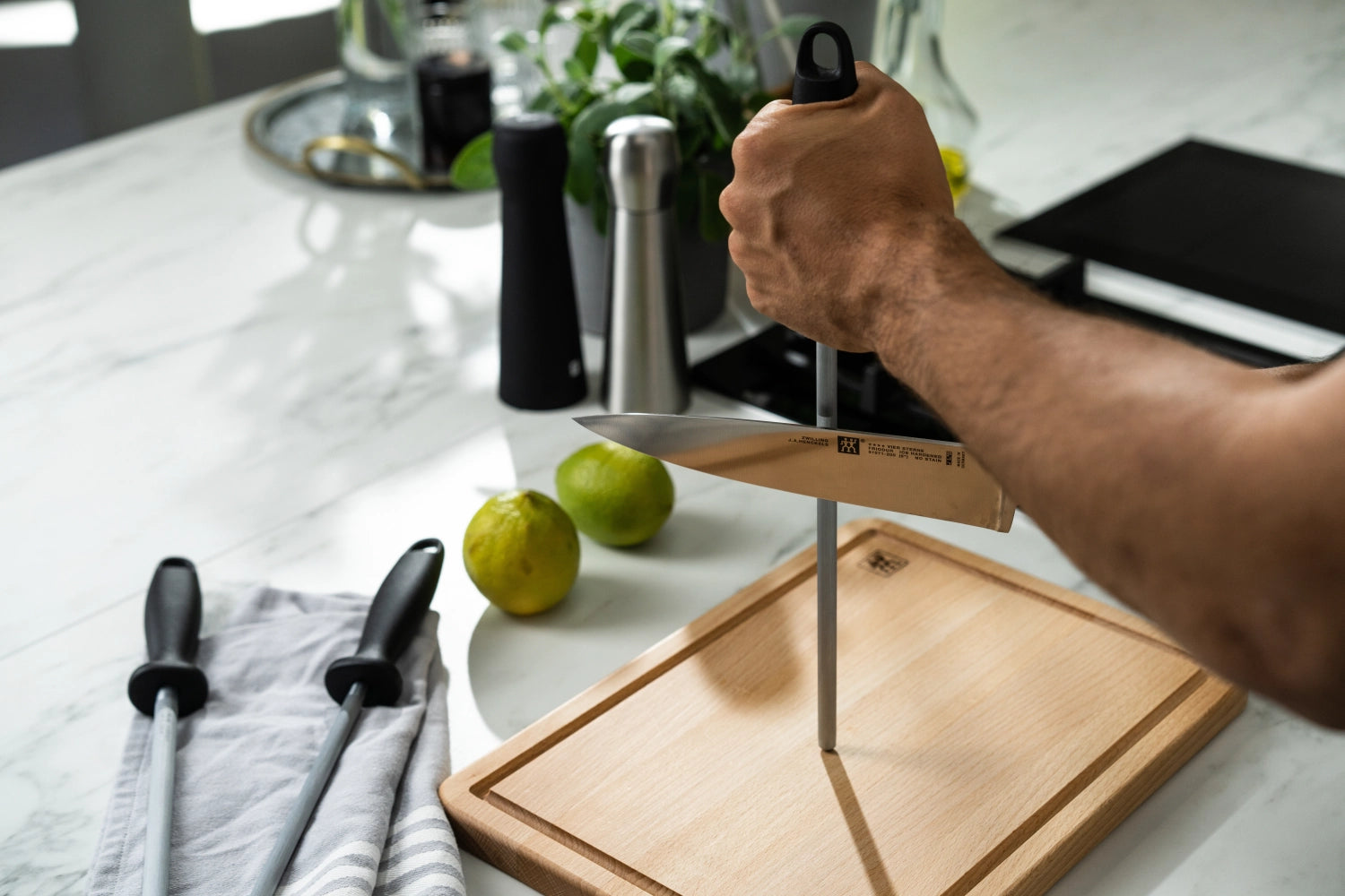 Wetzstahl 230 mm mit Kunststoff-Griff von Zwilling Kitchen, ideal zum Schärfen von Küchenmessern für präzise Schneideergebnisse.
