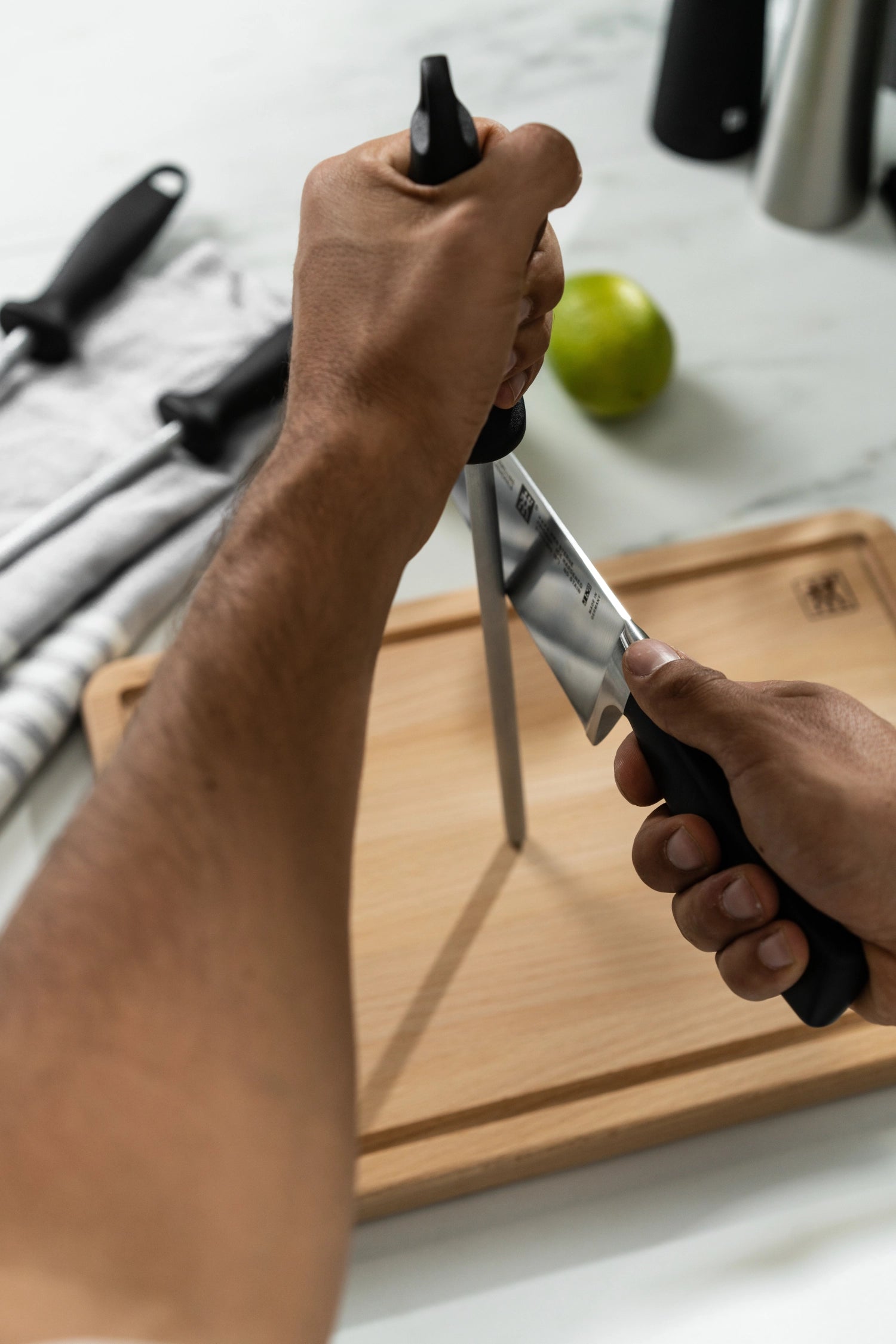 Hochwertiger Wetzstahl mit 230 mm Länge und ergonomischem Kunststoff-Griff von Zwilling Kitchen, perfekt für die Pflege Ihrer Küchenmesser.