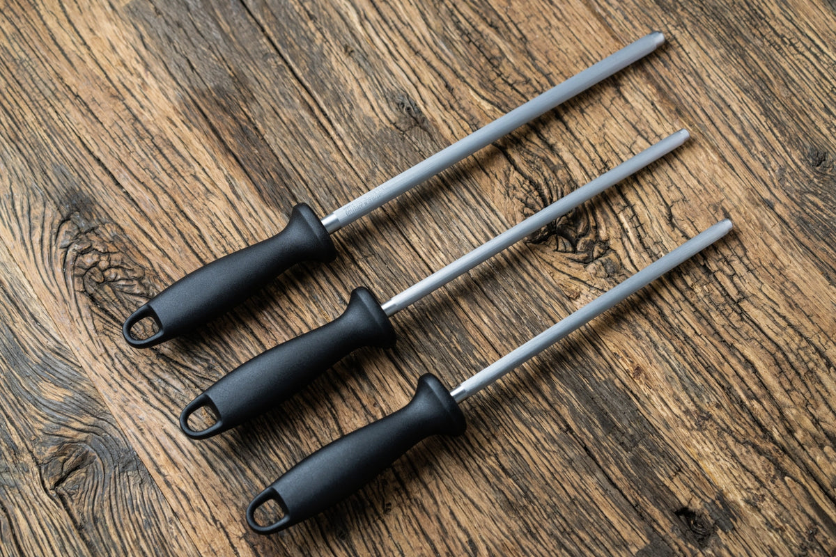 Wetzstahl 230 mm Kunststoff-Griff in Schwarz präsentiert im Onlineshop von KAQTU Design AG. Küchenmesser ist von Zwilling Kitchen