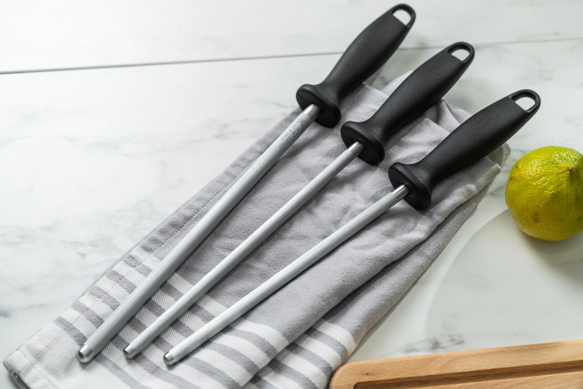 Wetzstahl 230 mm Kunststoff-Griff in Schwarz präsentiert im Onlineshop von KAQTU Design AG. Küchenmesser ist von Zwilling Kitchen