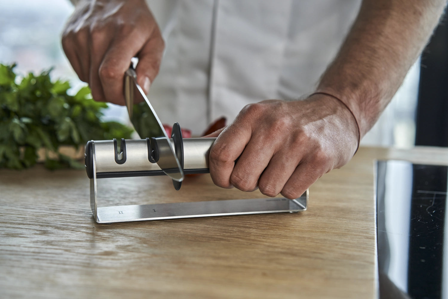 Der TWINSHARP Select Messerschärfer von Zwilling bietet präzises und einfaches Schärfen für langanhaltend scharfe Messer.