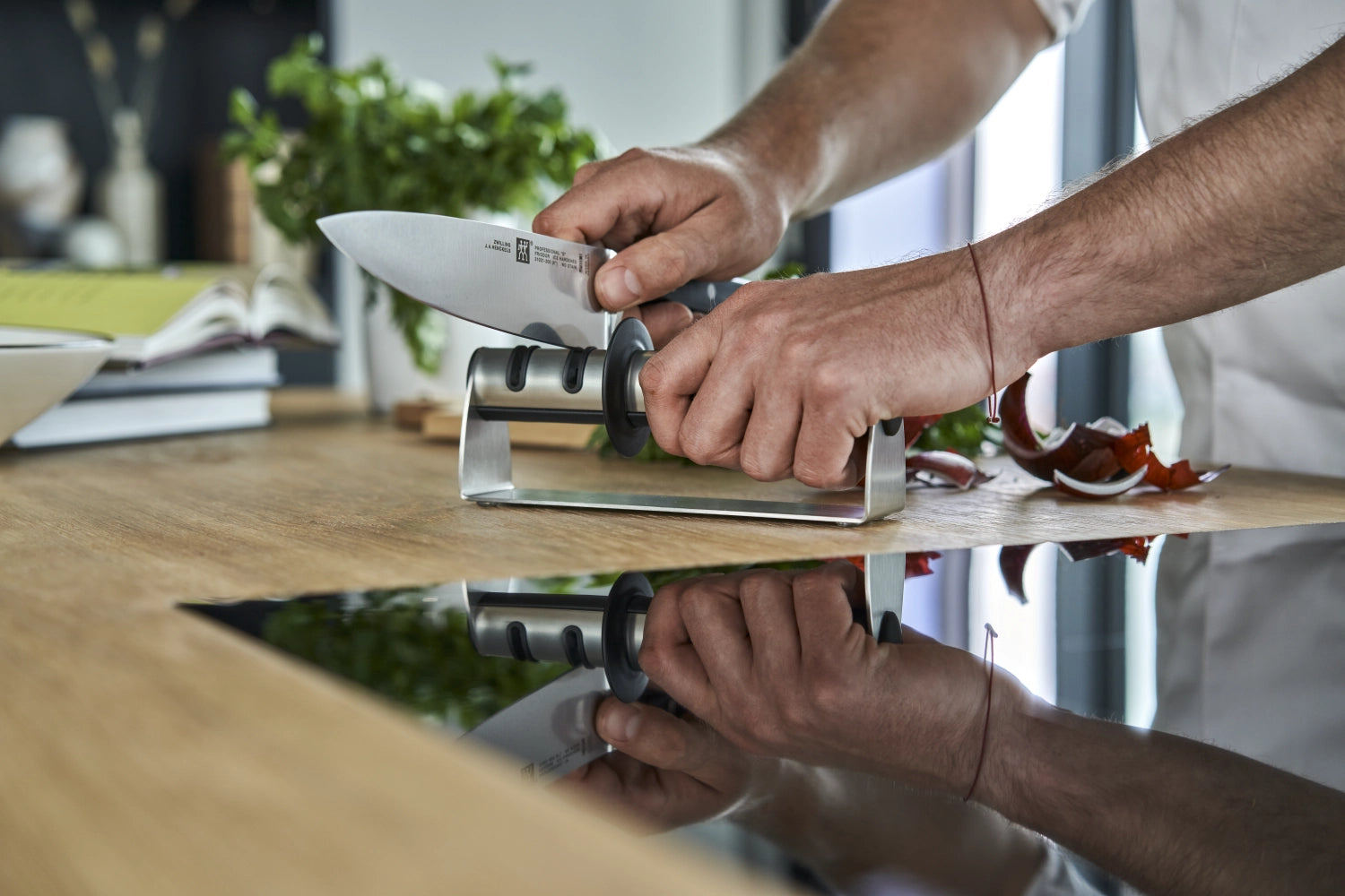Der TWINSHARP Select Messerschärfer von Zwilling sorgt für müheloses Schärfen und erhält die Schärfe Ihrer Messer optimal.