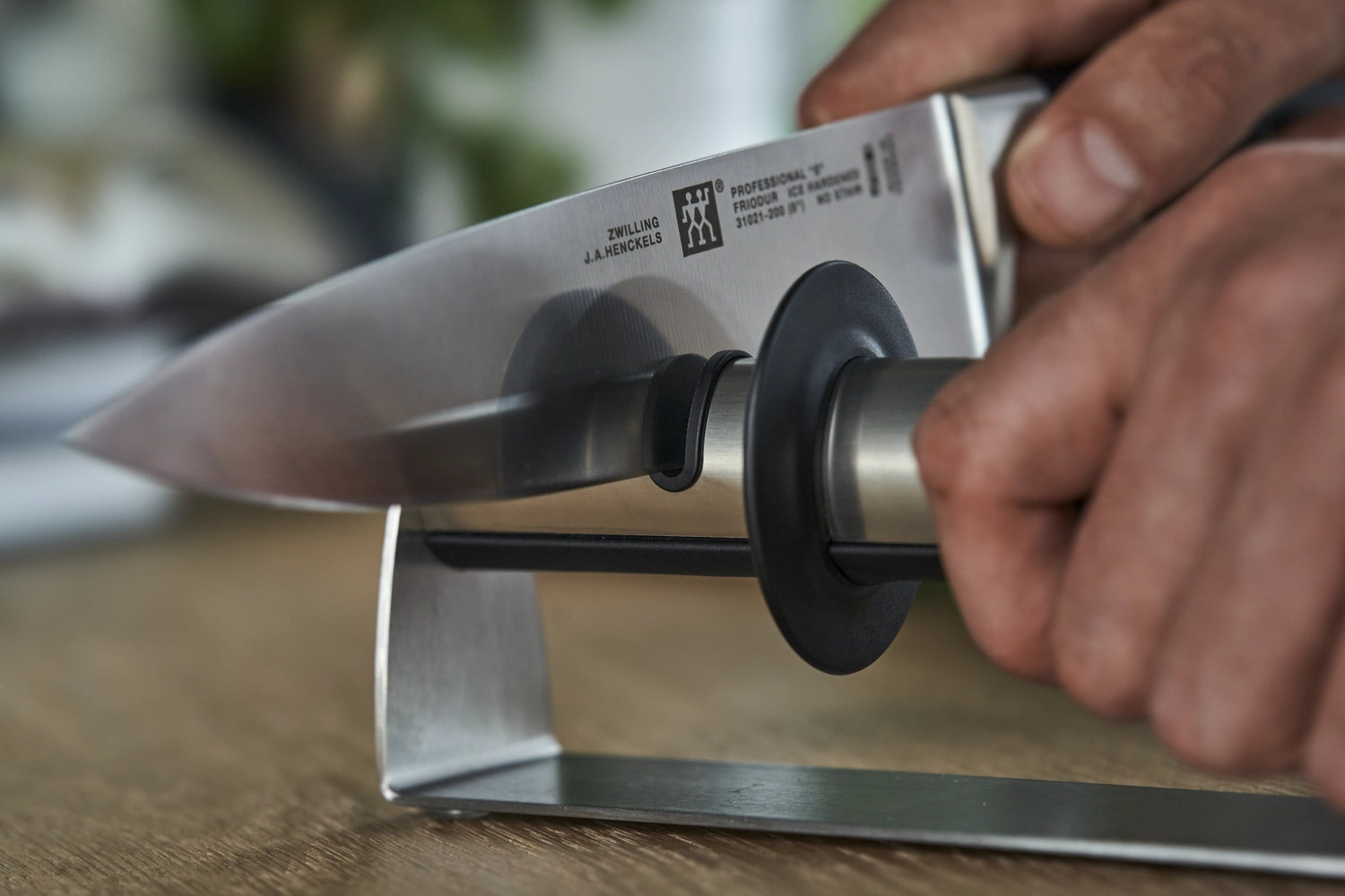 Der TWINSHARP Select Messerschärfer von Zwilling bietet präzises und einfaches Schärfen, um Ihre Messer dauerhaft scharf zu halten.