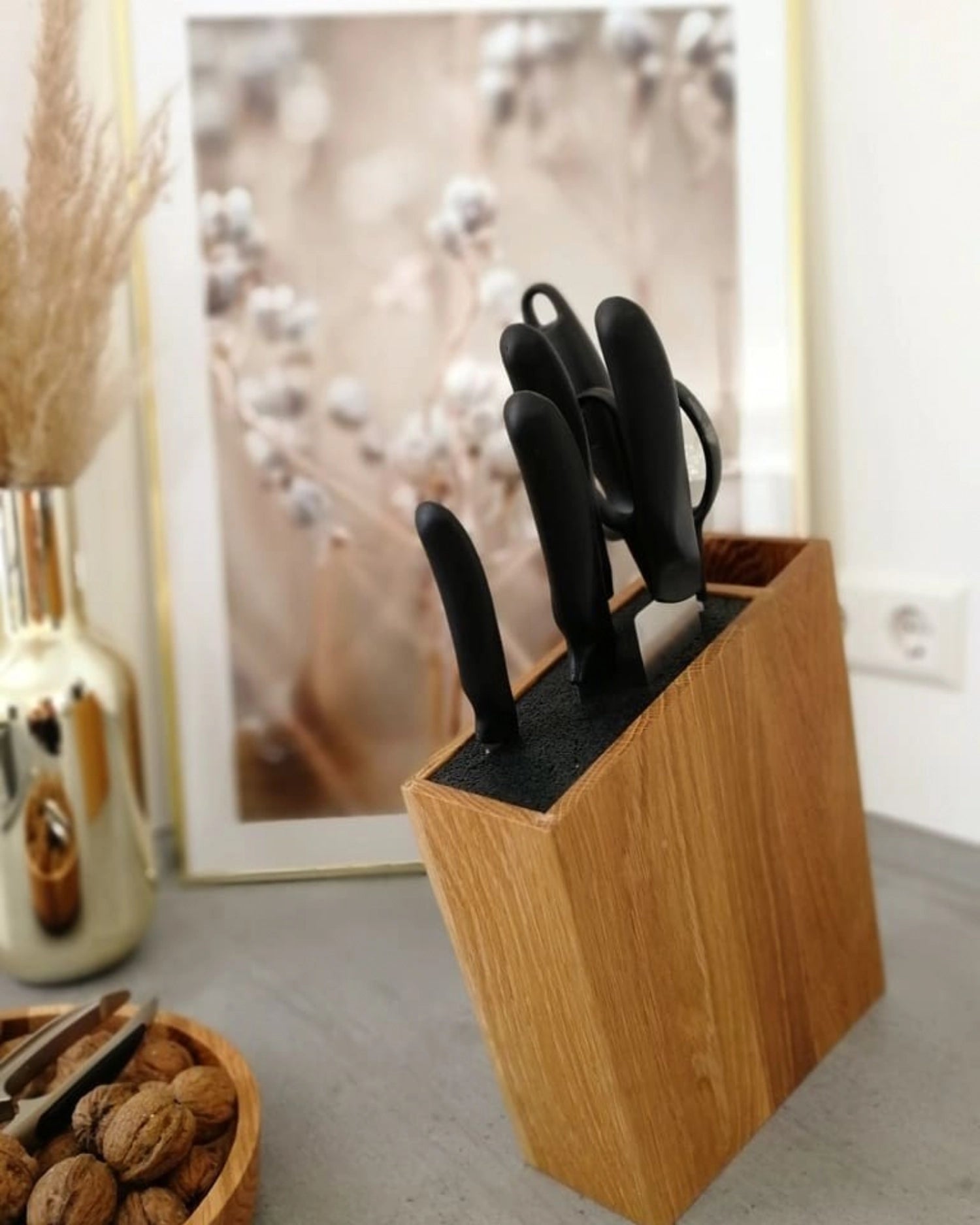 Moderner Messerblock aus Gummibaum mit flexiblen Einsätzen, ideal für die sichere Aufbewahrung von Messern, Maße: 27x22x8,5 cm.