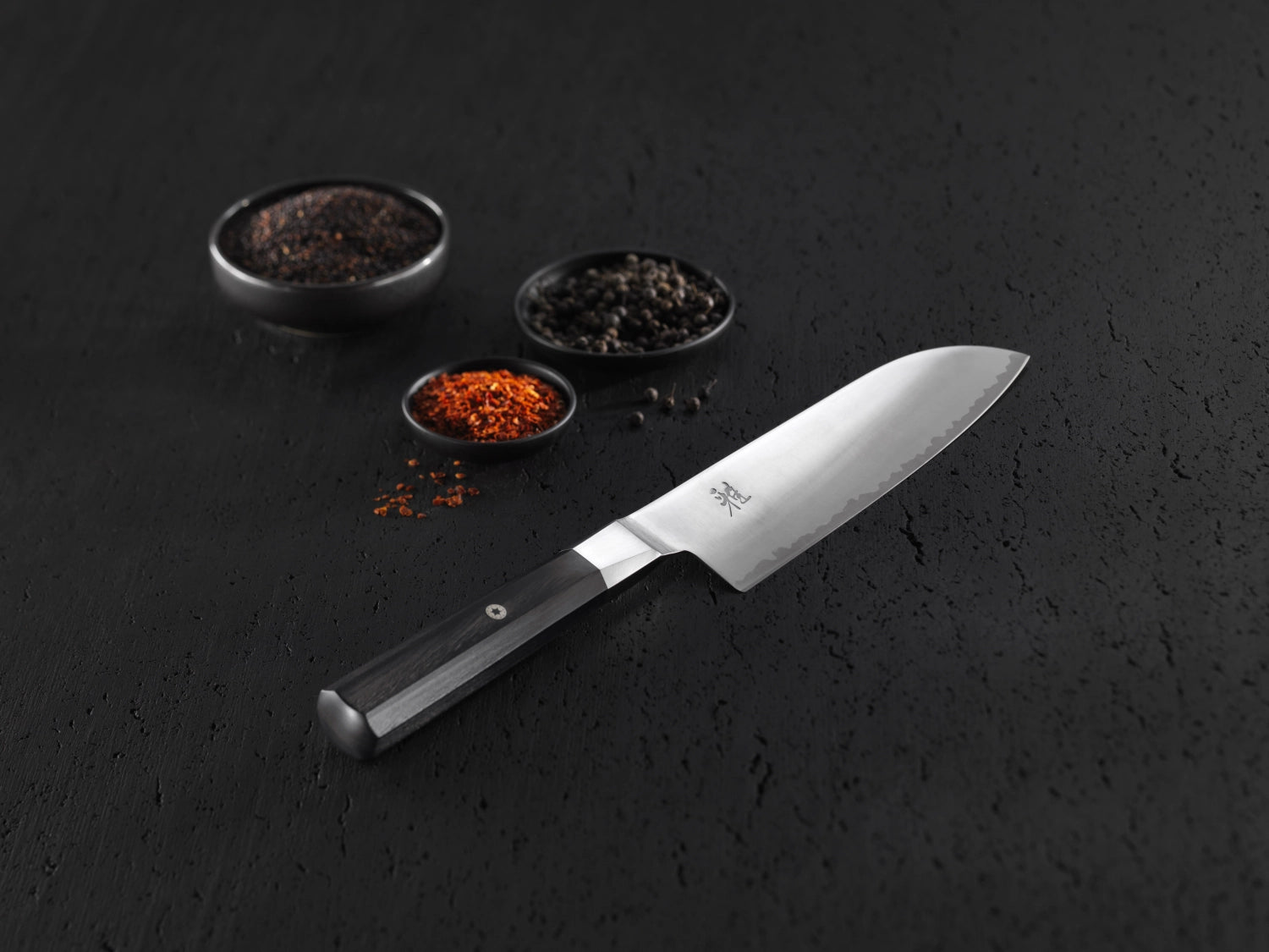 MIYABI 4000FC Santoku-Messer, 180 mm, mit Damaststahl-Klinge, ergonomischem Griff und eleganter Optik, ideal für präzises Schneiden in der Küche.