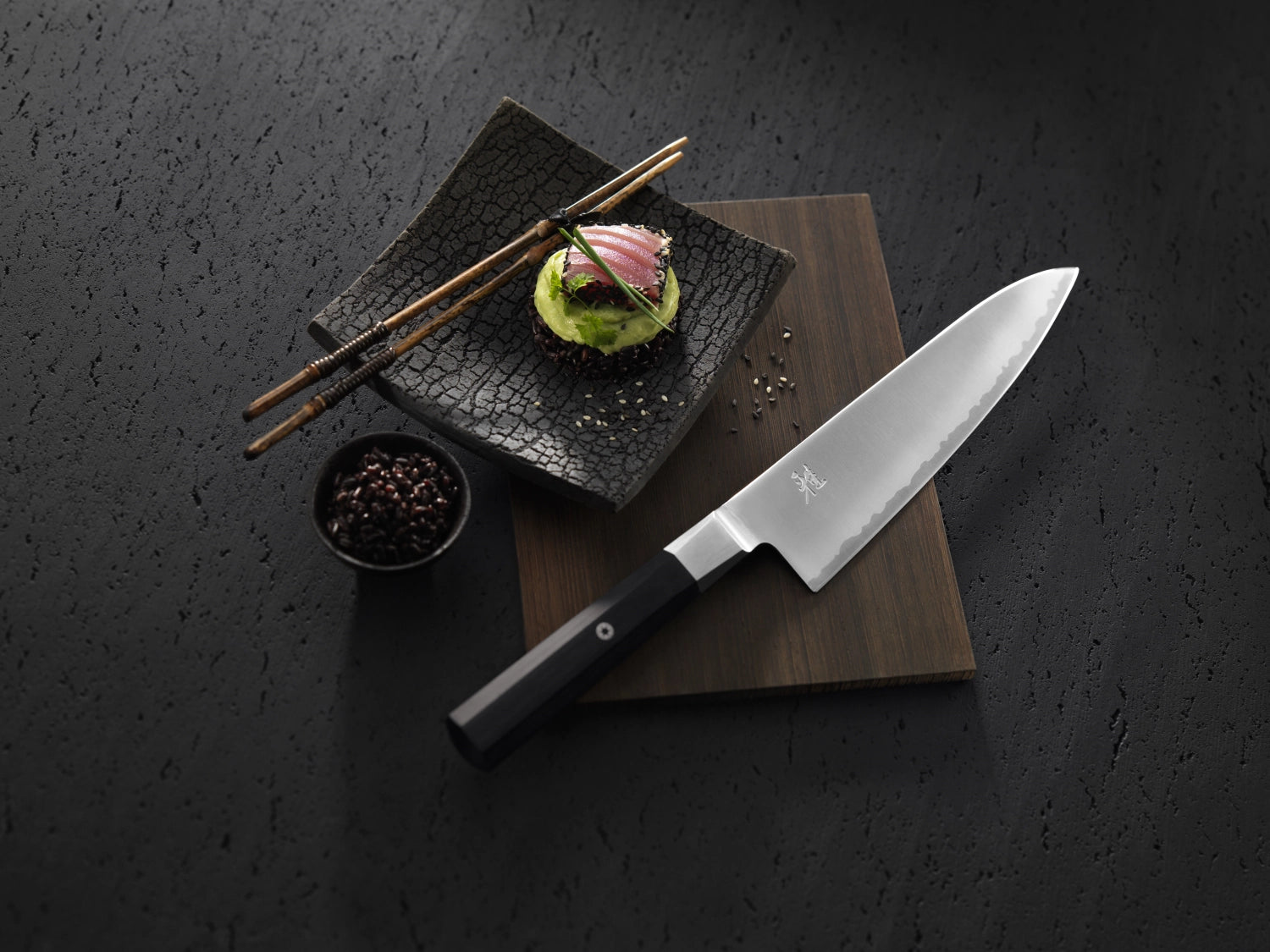 Elegantes MIYABI 4000FC Santoku-Messer, 180 mm, mit kunstvoller Damaststahl-Klinge und komfortablem Griff für exakte Schneidarbeiten.