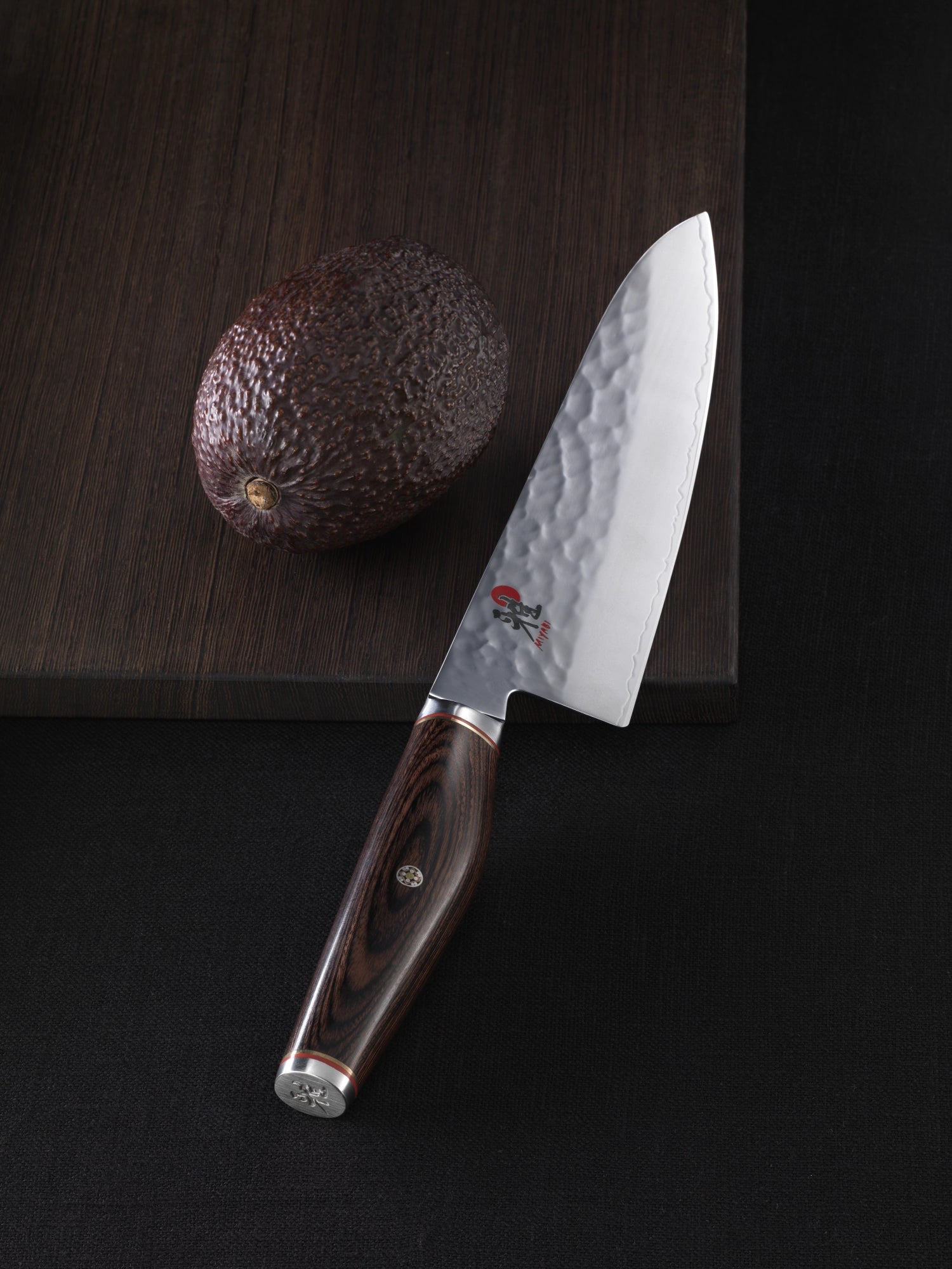 Elegantes MIYABI 6000MCT Shotoh Damastmesser, 130mm, perfekt für feine Schneidarbeiten, kombiniert handwerkliche Kunst mit modernster Technik.