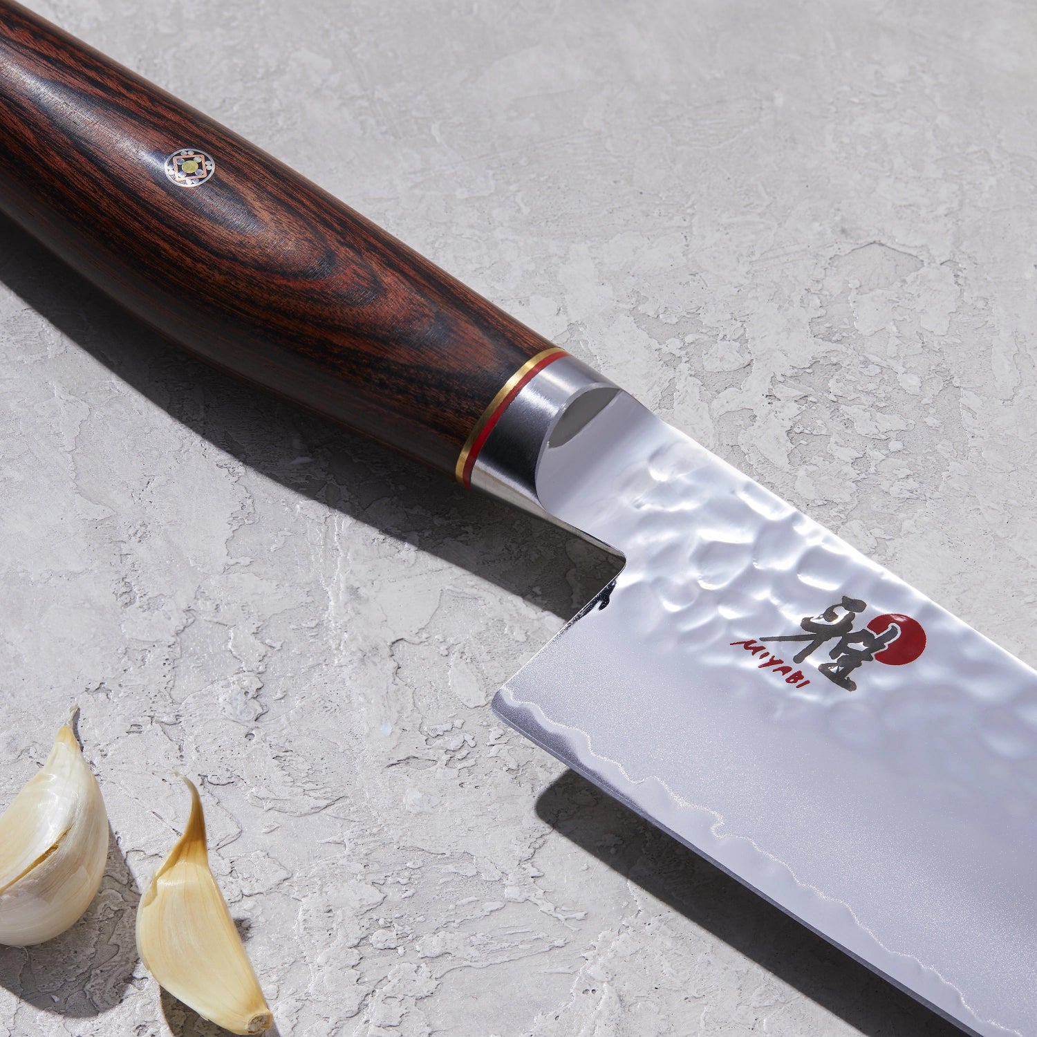 Elegantes MIYABI 6000MCT Santoku-Messer, 180mm, aus hochwertigem Damaststahl, ideal für präzise und mühelose Schneidarbeiten in der Küche.