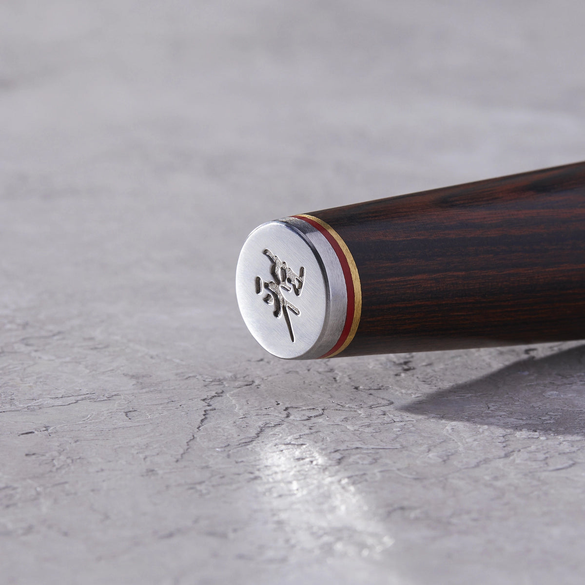 MIYABI 6000MCT Santoku, 180mm in Silber präsentiert im Onlineshop von KAQTU Design AG. Damastmesser ist von Miyabi