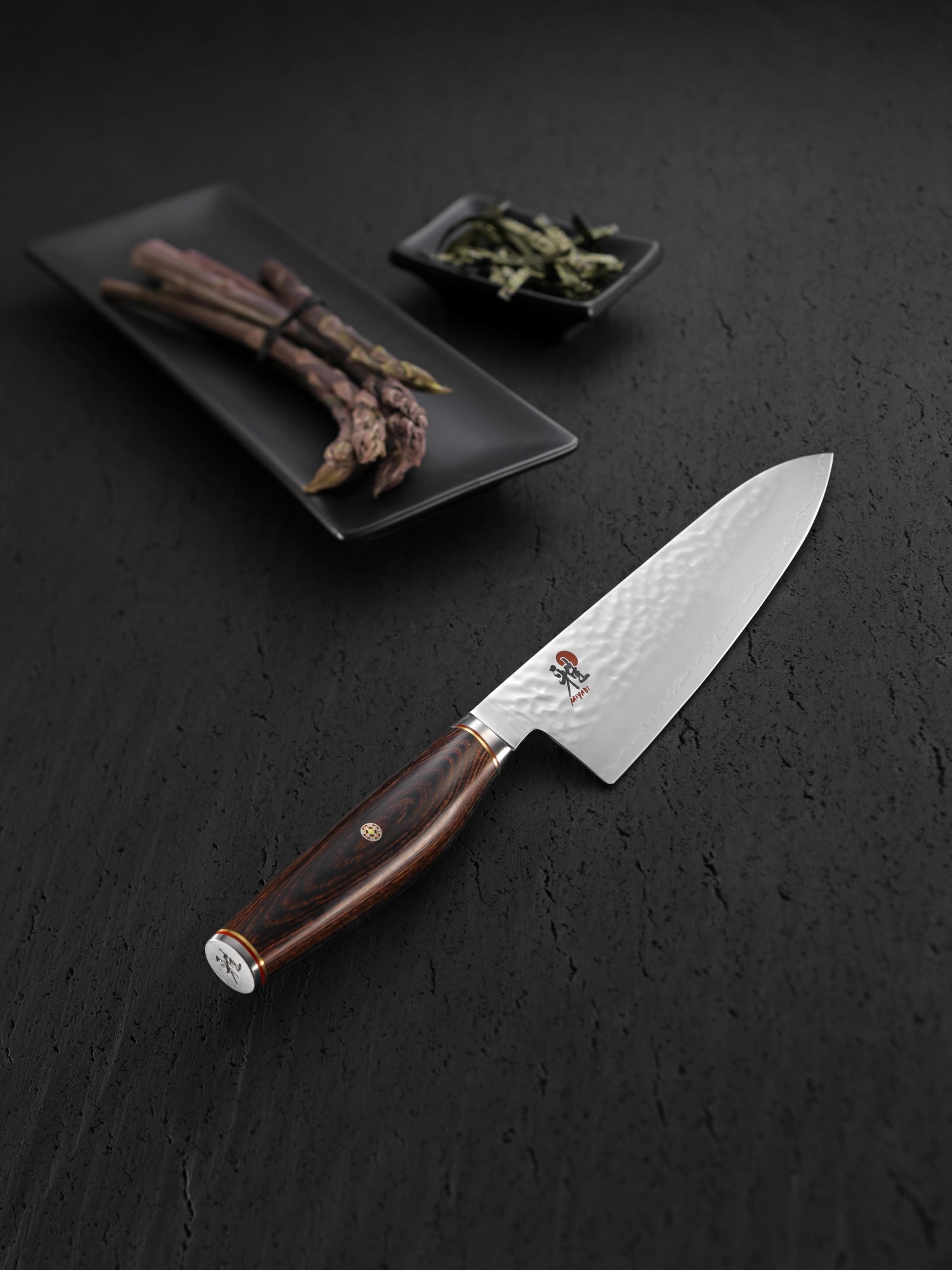Elegantes MIYABI 6000MCT Santoku-Messer, 180mm, mit feinem Damastmuster, ideal für präzises Schneiden und vielseitige Kochtechniken.
