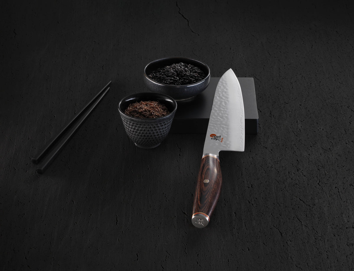 MIYABI 6000MCT Santoku, 180mm in Silber präsentiert im Onlineshop von KAQTU Design AG. Damastmesser ist von Miyabi