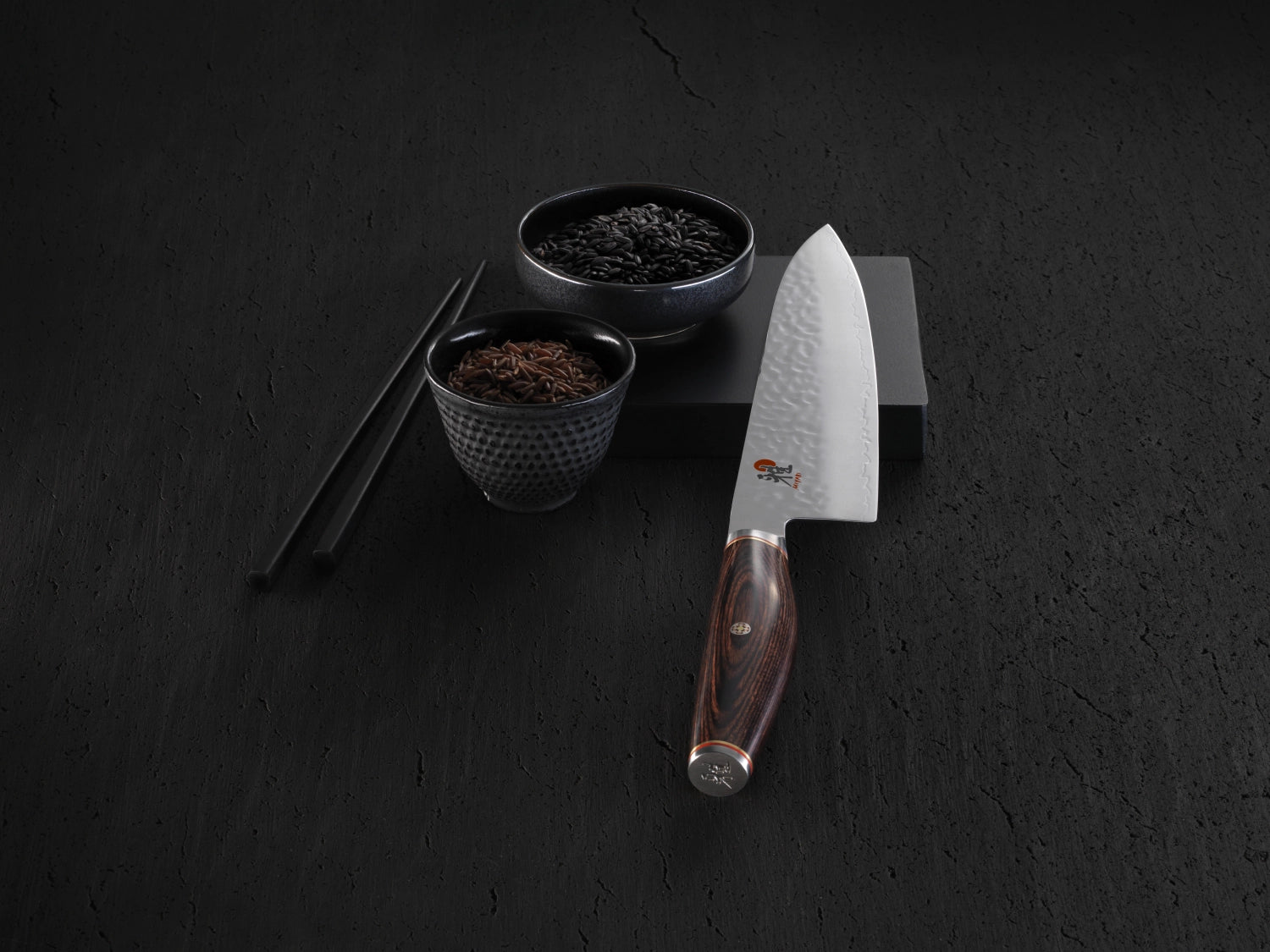 Elegantes MIYABI 6000MCT Santoku-Messer, 180mm, mit feinem Damastmuster, ideal für präzises Schneiden und vielseitige Kochtechniken.