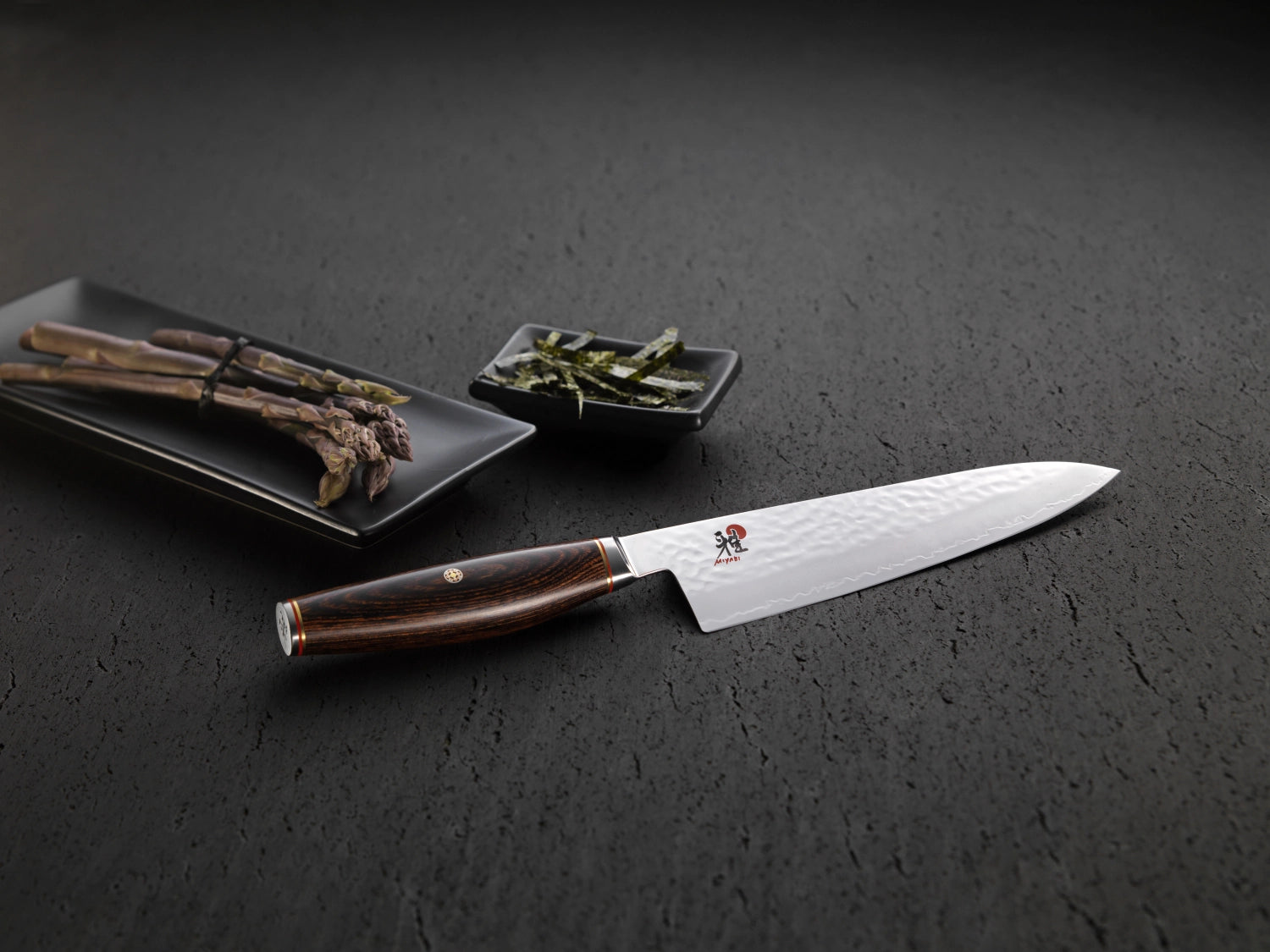 Hochwertiges MIYABI 6000MCT Santoku-Messer, 180mm, mit exquisitem Damastdesign, perfekt für präzise und vielseitige Küchenanwendungen.