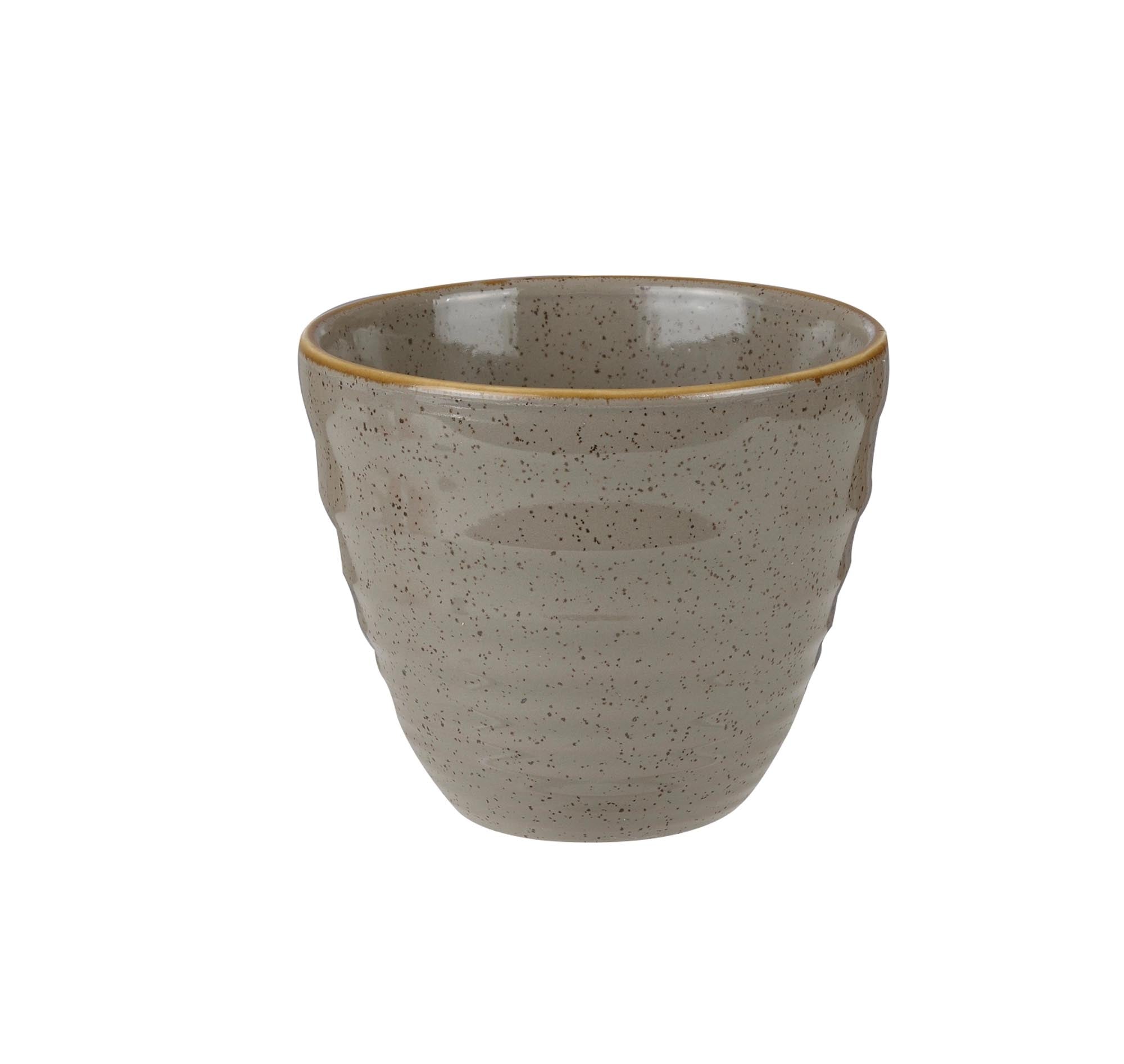 Eleganter, geriffelter Becher aus Steingut in Peppercorn Grey, ideal für Heissgetränke, spülmaschinenfest.