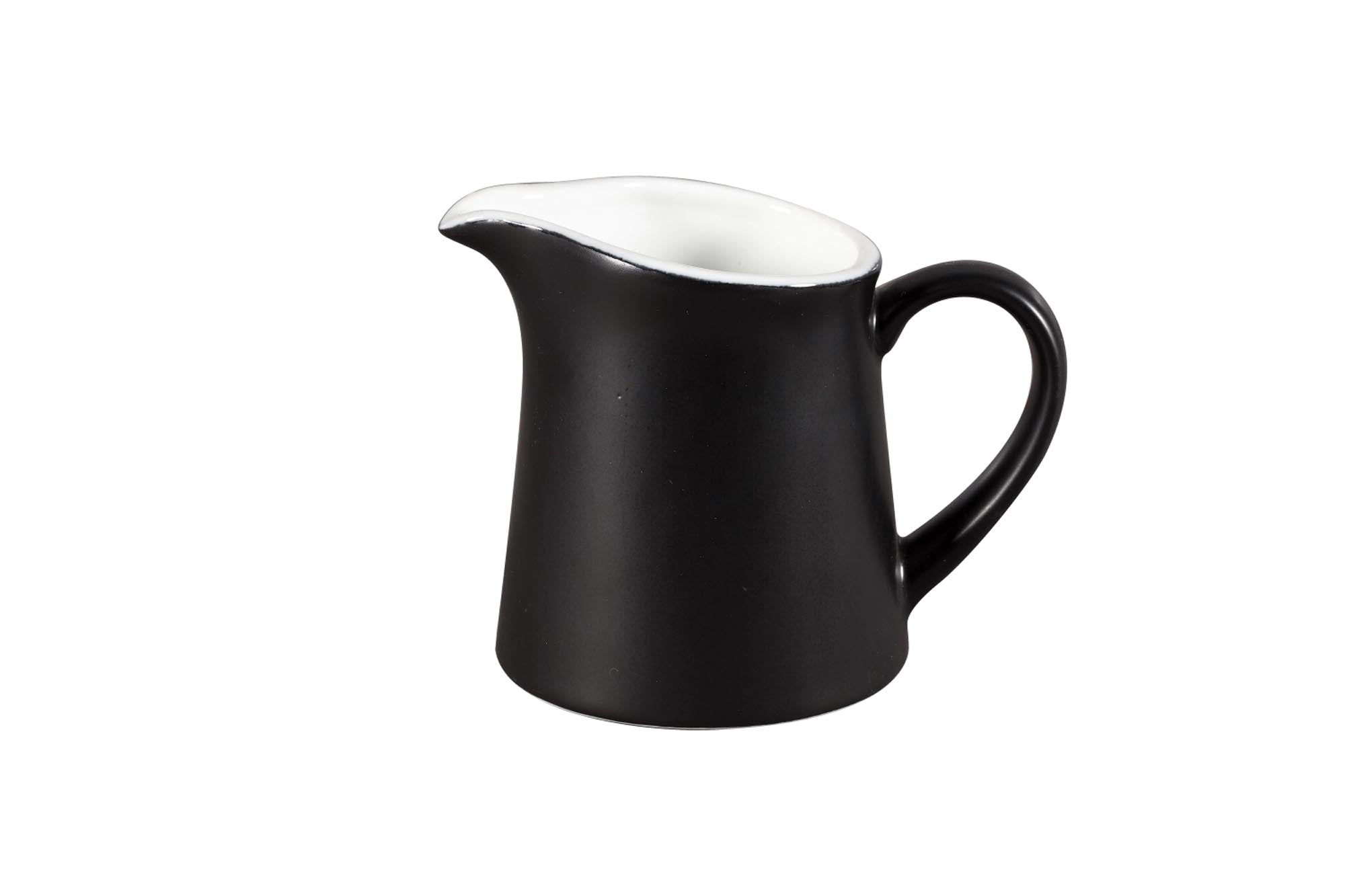 Eleganter 6cl Cremier aus Porzellan, Ash Black Finish, ideal für Saucen. Robust, spülmaschinenfest, zeitloses Design.