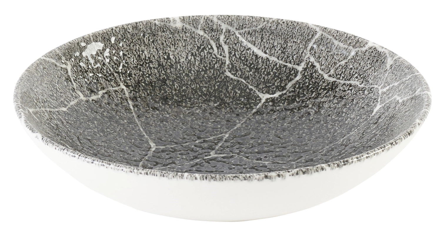 Erleben Sie den S.P. Kintsugi Reverse Quartz Black Teller (18.2 cm) von Churchill – ein elegantes, langlebiges Porzellanstück, perfekt für kreative Tischgestaltungen.
