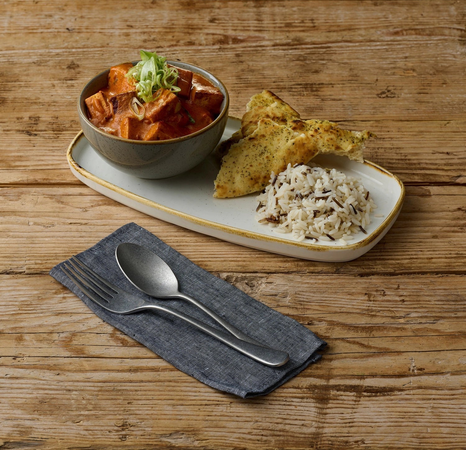 Elegante, walled Oblong Platte in Barley Weiss von Churchill, 35x18.5 cm, perfekt für ansprechende Präsentationen und besondere Anlässe.
