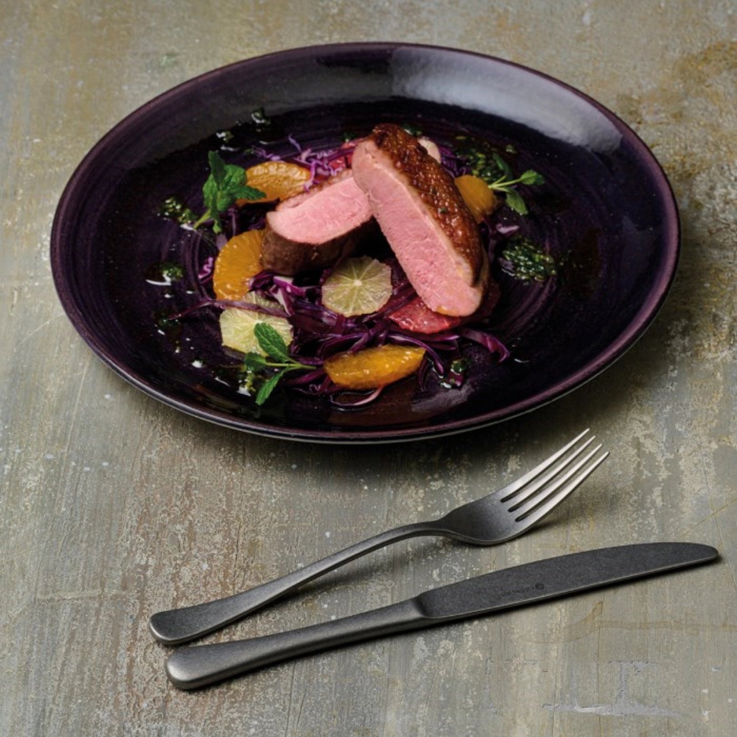 Erleben Sie den einzigartigen Stonecast Patina Deep Purple Coupe Teller (21,7 cm) von Churchill – perfekt für elegante Tischdekorationen und alltäglichen Genuss.