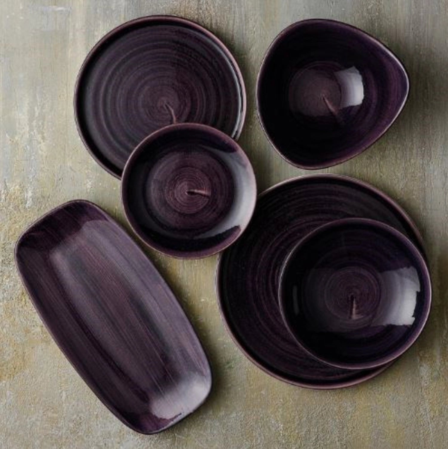 Entdecken Sie den Stonecast Patina Deep Purple Triangel Teller von Churchill – ein einzigartiges, handgefertigtes Geschirrstück, das jedem Tisch Stil verleiht.