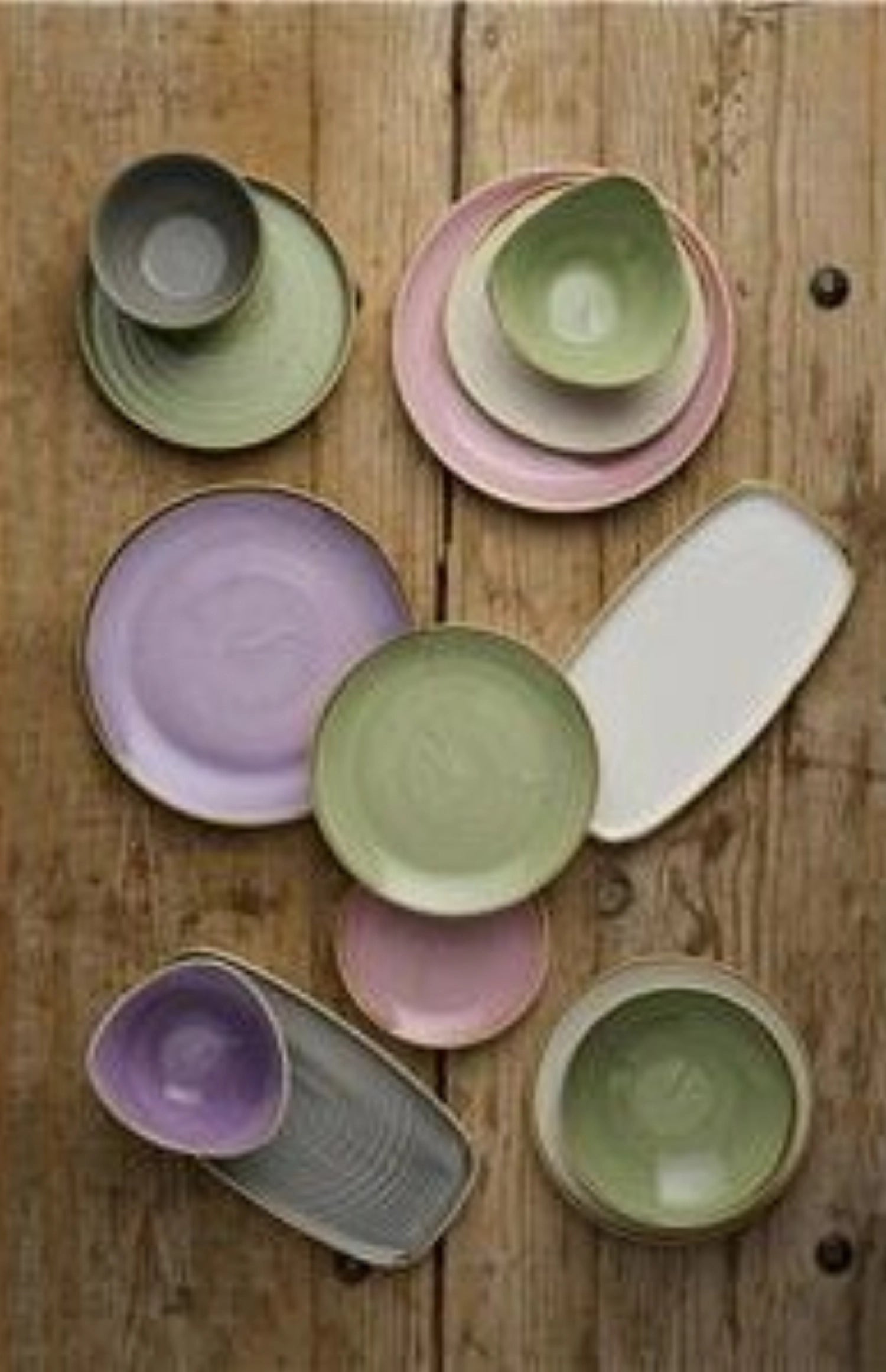 Flacher Coupe Teller in sanftem Sage Green, 28.8 cm Durchmesser, aus der Stonecast Kollektion von Churchill, ideal für stilvolle Tischdekoration.