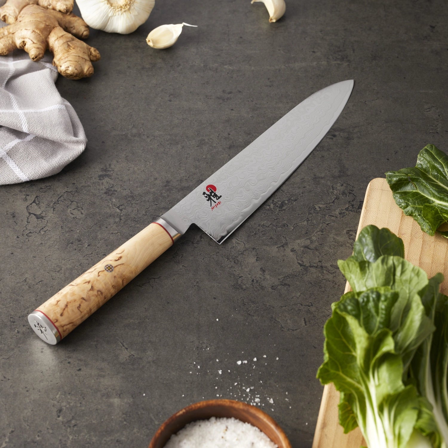 Elegantes MIYABI 5000MCD Gyutoh, 200mm – ein Meisterwerk aus Damaststahl, ideal für präzises Schneiden in der gehobenen Küche.