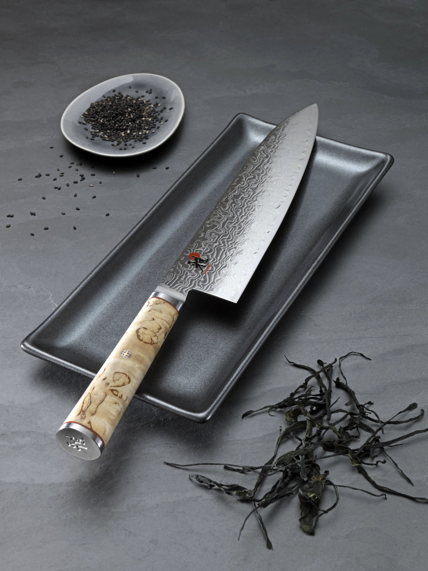 Erleben Sie das MIYABI 5000MCD GYUTOH, 240mm – ein Meisterwerk der japanischen Schneidkunst, das Funktionalität und Stil perfekt kombiniert.